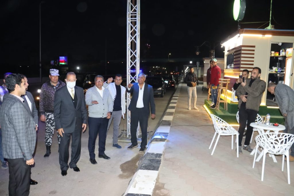   تفقد عبد الحميد الهجان محافظ القليوبية، مساء أمس الأربعاء، كورنيش البر الشرقي بمدينة بنها، وذلك لمتابعة عربات الطعام التي التي إنشائها وتأجيرها للشباب. وخلال الجوله استمع إلى شرح من أصحابها حول آلية العمل ونوعيات الطعام التي يقدمونها. وأكد المحافظ على دعم مشروعات الشباب لتوفير فرص عمل وفتح فرص للاستثمار، مشددًا على ضرورة الالتزام بالقواعد والاشتراطات الصحية والبيئية للحفاظ على نظافة الكورنيش. كما وجه الهجان بضرورة تنسيق الجهود بين مختلف الجهات المعنية لضمان تقديم أفضل الخدمات للمواطنين، وتوفير بيئة مناسبة لهم. يُذكر أن كورنيش البر الشرقي بمدينة بنها من أهم المشروعات التي تم تنفيذها في المحافظة خلال الفترة الأخيرة، حيث يبلغ طوله حوالي 1400 متر، ويضم العديد من الخدمات الترفيهية، وممشى للترويد ، وعدد من المقاعد والبرجولات . وقد تم تشغيل عربات الطعام على الكورنيش لتوفير خدمات الطعام والشراب للمواطنين، وذلك في إطار خطة المحافظة لدعم مشروعات الشباب وتوفير فرص عمل جديدة. وتأتي هذه الجولة في إطار حرص محافظ القليوبية على متابعة مشروعات التطوير الجارية في مختلف أنحاء المحافظة، والوقوف على مستوى الخدمات المقدمة للمواطنين.  جاءت الجوله بحضور كلا من اللواء ايهاب سراج الدين السكرتير العام، والمحاسب محمد مرعي رئيس مدينة بنها، واسلام رجب مدير التطوير الحضري .