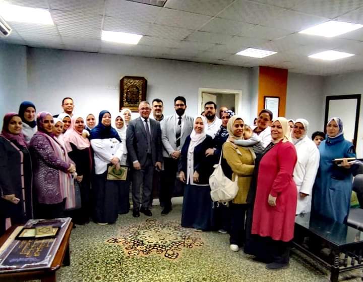 متابعة: وائل جمال  أقامت مستشفي النيل للتأمين الصحي إحتفالية، لتكريم الأمهات المثاليات في المستشفى بالقليوبية، وسط أجواء مليئة بالفخر والاعتزاز بدور الأمهات في حبها وتضحياتها التي لا تقدر بثمن. رُفعت الكلمات الصادقة والتحيات العطرة نحو جميع الأمهات المصريات اللاتي يقدمن أروع الأمثلة في التضحية والصبر والعطاء، في حضور الدكتور سيد جلال مدير الفرع، والدكتور محمد عبد الغني مدير المستشفي، والدكتور أحمد مصطفي نائب مدير المستشفي، والدكتور أيمن عفيفي مدير الشئون العلاجية، وزينب عبد الحميد مديرة التمريض، وذلك تكريماََ لكل أم مصرية في عيدها، مما يعكس دور المرأة وحجم تضحياتها كونها عصب المجتمع والنواة الأولى لبناء الأسرة والمجتمع.  وأشاد الدكتور سيد جلال مدير الفرع في كلمته، بدور الأم المصرية التي حملت على عاتقها رحلة طويلة من العطاء والتفاني والتضحية في رعاية أبناءها، وتحمل الصعاب لإنتاج أجيال واعية قادرة على تحمل المسؤلية تجاه أنفسهم ووطنهم، مؤكداََ أن الأم المصرية عماد المجتمع والداعم الأساسي في شتى مناحي الحياة، وأن جميع الكلمات تعجز عن التعبير بفضل الأم في حياة كل فرد، فهي الأم والأخت والزوجة والابنة، ومهما تحدثنا عن فضل الأم وعن أهمية وجودها في حياتنا لن نوفي حقها بالفعل.  وأشار مدير الفرع أنه سيتم تنظيم حفل تكريم الأمهات المثاليات خلال الأسبوع القادم بالشكل الذي تستحقه كل أم مصرية، كنوع من أنواع التكريم الرمزي، وتأكيداََ علي الدور الإنساني والإجتماعي لإدخال الفرحة والسعادة في قلوب الأمهات المكافحات اللاتي يستحقن هذا التكريم.  وخلال كلمته قدم الدكتور محمد عبد الغني مدير المستشفي خالص تهانيه القلبية للأمهات المثاليات ولجميع الأمهات، فهم خير مثال للصبر والقوة والطموح، موجهاً لهن تحية إعزاز وتقدير لما يقمن به من جهد وتضحيات لبناء مجتمع سليم قائم علي الترابط والعطاء، مؤكداََ علي دعمه الكامل لدور الأم في خدمة المجتمع وقدرتها علي التطوير والإنجاز وتحمل المسئولية دون كلل أو ملل، متمنياََ لجميع الأمهات مزيد من العطاء ووافر الصحة والعافية.  وفي ختام الحفل كرم مدير الفرع عدداََ من الأمهات المثاليات، متمنياََ لهن ولجميع الأمهات استمرار العطاء، وأن يديم عليهن الله نعمة الصحة والعافية. ويأتي هذا التكريم المستحق تقديراََ لدورهم البارز والمؤثر في سير العمل، وتبقي الأم المصرية نموذجاََ متفرداََ في العطاء والنجاح والتحدي والصمود وإثبات الذات.