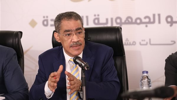 الاستعلامات : حملة وطنية للتوعية بقضية الهجرة غير الشرعية أول أبريلطالب ضياء رشوان رئيس الهيئة العامة للاستعلامات قطاع الإعلام الداخلى بالهيئة من خلال مراكزه الإعلامية بالمحافظات ببدء حملة إعلامية من أول أبريل المقبل بمختلف أنحاء الجمهورية للتوعية بمخاطر الهجرة غير الشرعية وتعريف الشباب وأسرهم بما تنطوى عليه هذه المغامرات من أخطار على حياتهم وأموالهم. وشدد رشوان على ضرورة تعريفهم بالفرص البديلة داخل البلاد من خلال المشروعات الصغيرة التى تدعمها الدولة وخارجيًا من خلال الهجرة القانونية المنظمة لذوى المهارات المطلوبة فى أسواق العمل بالدول الأوروبية والعربية وغيرها والتى تهتم الحكومة بتنظيمها على نحو يحفظ حياة المواطن ويضمن حقوقه المادية والإنسانية فى بيئة عمل مناسبة دوليًا. وأكد أن هذه الحملة تأتى انطلاقاً من مهام ودور الهيئة فى تنفيذ الأهداف الرئيسية للإستراتيجية الوطنية لمكافحة الهجرة غير الشرعية (2016 ــ 2026) والتى تنص على ضرورة رفع الوعى العام بالقضية من خلال تطوير وتكثيف المعالجة الإعلامية ومنها الاتصال المباشر بالفئات المستهدفة فى المحافظات الأكثر تصديراً للهجرة غير الشرعية لطرح المخاطر والبدائل وإعداد برامج تدريبية للفئات المؤثرة فى هذه المحافظات وتطوير الرؤية المجمعية لقيمة العمل من خلال وسائل الاتصال المباشر بالشباب. وأعلن الدكتور أحمد يحيى رئيس قطاع الإعلام الداخلى بالهيئة أن الاستعدادات قد اكتملت لانطلاق الحملة مشيدًا بجهود الدولة التى أدت إلى عدم خروج أى مركب للهجرة غير الشرعية من سواحل مصر منذ عام 2016 من المصريين أو من جنسيات أخرى من العابرين للأراضى المصرية إلى أوروبا. وقال إن ما تحقق فى هذا الشأن لا يعنى انتهاء مخاطر هذه الظاهرة حيث ما زالت الإحصاءات الأوروبية تشير إلى محاولات العديد من الشباب المصرى للهجرة غير الشرعية إلى أوروبا عن طريق سواحل بلدان أخرى، وطرق أخرى ملتوية عبر عصابات تهجير البشر. رابط دائم: https://gate.ahram.org.eg/daily/News/936904.aspx انشرFacebookTwitterWhatsAppTelegramLinkedIn اضف تعليقك البريد الالكترونى الاسم عنوان التعليق التعليق إرسالإرسال بحثإرسالإرسال ادخل كلمات البحث الموضوعات الأكثر قراءة التفكير العدمى جنون الدولار..! هل تقتربُ النهاية؟ قارئ الملوك الشيخ مصطفى إسماعيل مصحف وتمر! الابواب راديو الاهراممصرالمحافظاتأخبار عربية و عالميةتحقيقاتقضايا واراءاقتصادرياضةحوادثالمراة والطفلالاعمدةملفات الاهرامإذاعة وتليفزيونحديث الصوربريد الاهرامحواراتالاخيرةتحقيقات و تقارير خارجيةالصفحة الثانيةمتابعاتمادة اعلانيةوفقا للأهراممنوعاتملف خاص الابواب الاسبوعية سياحة وسفرشباب وتعليمطب وعلومفكر دينىأوراق دبلوماسيهسينمابريد الجمعةصناع التحدىثقافةالبيئةشاشة الأسبوعقضايا عسكريةالجمعة الرياضىعالم المطاراتمع القانونإستثمار وتنميةترام إسكندريةWhatsAppالأحد الأقتصاديمال و أعمالأدب وكتبمسرحفنون جميلةقضايا عالميةندوةملحق السيارات ملحق الجمعة القصةالحوارمراياكتابكتبضيف العددعيون الكاميرامصر الشاعرةملففى الموضوعدنيافنمشوارقصيدة جميع حقوق النشر محفوظة لدى مؤسسة الأهرام، ويحظر نشر أو توزيع أو طبع أي مادة دون إذن مسبق من مؤس
