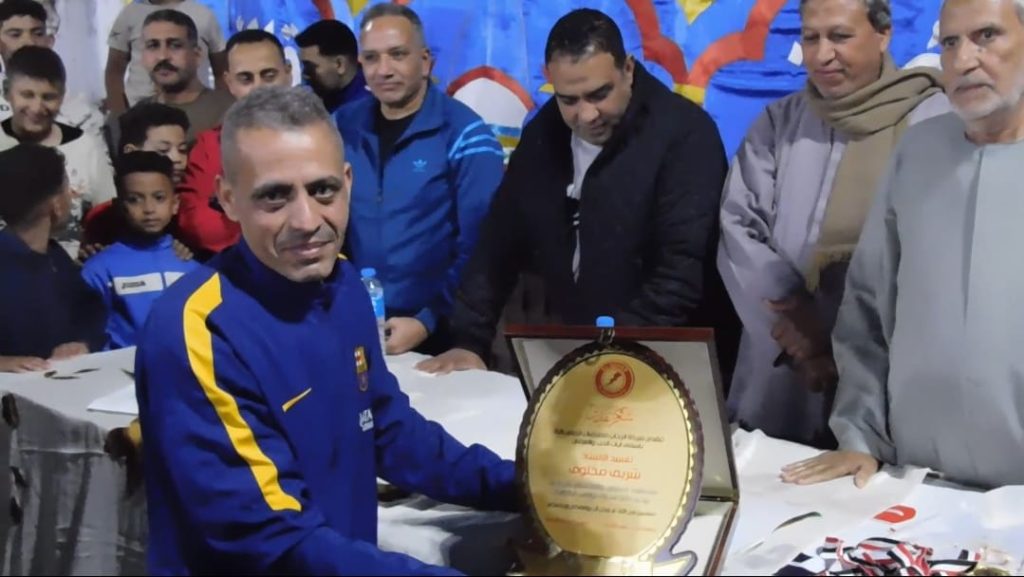 بحضور نجم الزمالك أسامة حسن يشهد ختام مونديال سدود لكرة القدم بالمنوفية مصطفى هنداوي اقيمت المباراة النهائية على كأس الدورة الرمضانية بمركز شباب سدود التابعة لمركز منوف بمحافظة المنوفية، بحضور الكابتن أسامة حسن نجم نادى الزمالك السابق، والمئات من الجماهير التى ملئت الملعب منذ بداية المباراة. قدم طرفي المباراة النهائية فريقي الساجدين والفراعنة مباراة قوية واستحق كل منهما الوصول والتتويج بالمراكز الأولى وشهدت المباراة كرة قدم عالية المستوي أمتع كل الحاضرين من الجماهير وتنظيم رائع من اللجنة المنظمة. يذكر أن الدورة الرمضانية بمركز شباب سدود تقام سنويا بمشاركة العديد من الفرق من داخل القرية وخارجها بعدد فرق 18 فريق من داخل القرية وخارجها ، تقسم إلى مجموعات ، ويصعد الاول والثانى ، ليلعب دور الثمانية ، لحين الوصول إلى الدور النهائى وتشمل الجوائز كأس وأطقم تيشيرات ، للمركز الأول والثانى.