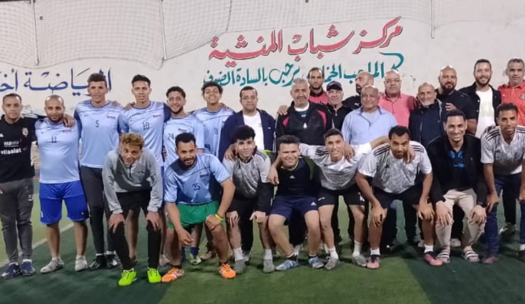 مشتهر يواجه المنايل في نهائي دوري الاتحاد العام لمراكز شباب مصر بالقليوبية كتب مصطفى هنداوي استمرارا لتنفيذ فعاليات الدوري الرياضي للاتحاد العام لمراكز شباب مصر يترقب عشاق الرياضة وكرة القدم مواجهة هامة بين فريقي مشتهر التابع لإدارة طوخ ، ومركز شباب المنايل التابع لإدارة شباب الخانكة في إطار الحفل الختامي والمباراة النهائية لدورى الاتحاد العام لمراكز شباب مصر ، الذي ينظمه الاتحاد العام لمراكز شباب مصر بالتعاون مع مديرية الشباب والرياضه بالقليوبية تحت رعايه الدكتور اشرف صبحي وزير الشباب والرياضة ، اللواء عبدالحميد الهجان محافظ القليوبية، وبتوجيهات الدكتور ماجد العزازي، رئيس الاتحاد العام لمراكز شباب مصر والدكتور محمود الصبروط وكيل وزارة الشباب والرياضه القليوبية. ويشمل الدورى منافسات رياضية فى خماسي كرة القدم وتنس الطاولة والطاولة بمشاركة 91 مركز شباب و1200 لاعب على مستوى المحافظة ، وأقيمت تصفيات الدور قبل النهائى على ملاعب مركز شباب المنشية ببنها بحضور عامر حمدى مدير إدارة الشباب بالمديرية . أقيمت المنافسات على مستوى المحافظة داخل كل إدارة فرعية وتم تصعيد الفرق الفائزة إلى دور الثمانية للتصفيات النهائية إلى مستوى المحافظة واللعب بنظام خروج المغلوب وصولا للمباراة النهائية وختام الدورى . وأسفرت النتائج عن وصول مركز شباب مشتهر ومركز شباب المنايل إلى المباراة النهائية فى خماسي كرة القدم ، بينما فى تنس الطاولة فاز مركز شباب كفر عزب غنيم ومركز شباب كفر عبيان وفى لعبة الطاولة فاز مركز شباب كفر عبيان ، ويذكر أن الفرق الفائزة ستحصل على جوائز مالية قيمة وكأس البطولة. أعرب الدكتور محمود الصبروط وكيل وزارة الشباب والرياضة بالقليوبية عن سعادته بالانشطة والبرامج التى تنفذها وزارة الشباب خلال شهر رمضان المبارك داخل مراكز الشباب، مشيدا بالدور الذى تقدمه وزارة الشباب والرياضة ، وفقا لتوجيهات الدكتور أشرف صبحى وزير الشباب والرياضة ، لاسيما من خلال الاتحاد العام لمراكز شباب مصر وتكثيف الأنشطة والبرامج لاستيعاب أكبر عدد ممكن من المشاركين والمستفيدين بكافة المراحل العمرية. يذكر أن ختام الدورى سيقام بعد غد الخميس على ملاعب مركز شباب المنشية بمدينة بنها في تمام الساعة الرابعة عصراً، بحضور نخبة من القيادات التنفيذية والشخصيات العامة ، وتأتى تلك الفعاليات تحت رعاية الدكتور أشرف صبحى، وزير الشباب والرياضة ، اللواء عبدالحميد الهجان محافظ القليوبية، وتوجيهات الدكتور ماجد العزازي رئيس الاتحاد العام لمراكز شباب مصر وإشراف ياسر قاسم رئيس فرع الاتحاد بالقليوبية ، الدكتور وليد فرماوى وكيل المديرية للشباب ، عامر حمدى مدير إدارة الشباب بالمديرية ومديري الإدارات الفرعية على مستوى المحافظة.