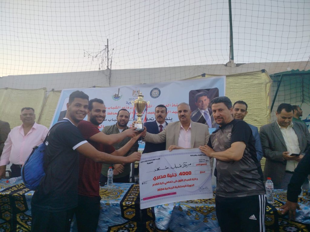 مشتهر بطلا لدورى الاتحاد العام لمراكز شباب مصر بالقليوبية مصطفى هنداوي استطاع فريق مركز شباب مشتهر من الفوز بدورى الاتحاد العام لمراكز شباب مصر فى خماسي كرة القدم بعد الفوز على مركز شباب المنايل فى المباراة الختامية بنتيحة 5 -1 ضمن فعاليات الدوري الذى ينظمه الاتحاد العام لمراكز شباب مصر بالتعاون مع مديرية الشباب والرياضة بالقليوبية وفرع الاتحاد بالقليوبيه ، تحت رعاية الدكتور أشرف صبحي ،وزير الشباب والرياضة واللواء عبدالحميد الهجان محافظ القليوبية. جاء ذلك بحضور الدكتور محمود الصبروط ، وكيل وزارة الشباب والرياضة بالقليوبية ، الدكتور ماجد العزازي رئيس الاتحاد العام لمراكز شباب مصر ، الدكتور محمد السادات ، الدكتور عمر وكوك ، أسامة صقر أعضاء مجلس إدارة الاتحاد العام لمراكز شباب مصر ، الدكتور وليد فرماوى وكيل المديرية للشباب ، الدكتور محمد عبد المؤمن وكيل المديرية للرياضة ، ياسر قاسم رئيس فرع الاتحاد بالقليوبية وعامر حمدى مدير إدارة الشباب بالمديرية . أقيمت فعاليات الحفل الختامى بمركز شباب المنشية ببنها بحضور عدد كبير من جماهير الفريقين ، وتضمنت الفعاليات فقرات فنية واستعراضية لفريق مركز الفنون التابع لإدارة الشباب بمديرية الشباب والرياضة بالقليوبية ، واختتم اللقاء بتوزيع الجوائز ، وحصل فريق مشتهر الفائز بالمركز الأول فى خماسي كرة القدم على كأس البطولة وجائزة مالية قدرها 4000جنيها ، المركز الثانى لفريق المنايل وجائزة مالية قدرها 2000جنيها ، بينما حصل الفائزين فى تنس الطاولة والطاولة على كأس المركز الاول وجوائز عينية. تضمن الدورى تنفيذ منافسات رياضية فى خماسي كرة القدم وتنس الطاولة ، و الطاولة بمشاركة 91 مركز شباب و1200 لاعب على مستوى المحافظة ، وأقيمت المنافسات على مستوى المحافظة داخل كل إدارة فرعية وتم تصعيد الفرق الفائزة إلى دور الثمانية للتصفيات النهائية على مستوى المحافظة واللعب بنظام خروج المغلوب وصولا للمباراة النهائية وختام الدورى ، و أسفرت النتائج عن حصول مركز شباب مشتهر على المركز الاول ومركز شباب المنايل على المركز الثانى فى خماسي كرة القدم ، بينما فى تنس الطاولة فاز مركز شباب كفر عزب غنيم ومركز شباب كفر عبيان وفى لعبة الطاولة فاز مركز شباب كفر عبيان . أعرب الدكتور محمود الصبروط وكيل وزارة الشباب والرياضة بالقليوبية عن سعادته بالانشطة والبرامج والدور الذى تقدمه وزارة الشباب والرياضة من خلال الاتحاد العام لمراكز شباب مصر، وفقا لتوجيهات الدكتور أشرف صبحى وزير الشباب والرياضة ،بتكثيف الأنشطة والبرامج لاستيعاب أكبر عدد ممكن من المشاركين والمستفيدين بكافة المراحل العمرية ،وتأتى تلك الفعاليات تحت رعاية الدكتور أشرف صبحى، وزير الشباب والرياضة ، اللواء عبدالحميد الهجان محافظ القليوبية ، وتوجيهات الدكتور ماجد العزازي رئيس الاتحاد العام لمراكز شباب مصر والدكتور محمود الصبروط وكيل وزارة الشباب والرياضة بالقليوبية .