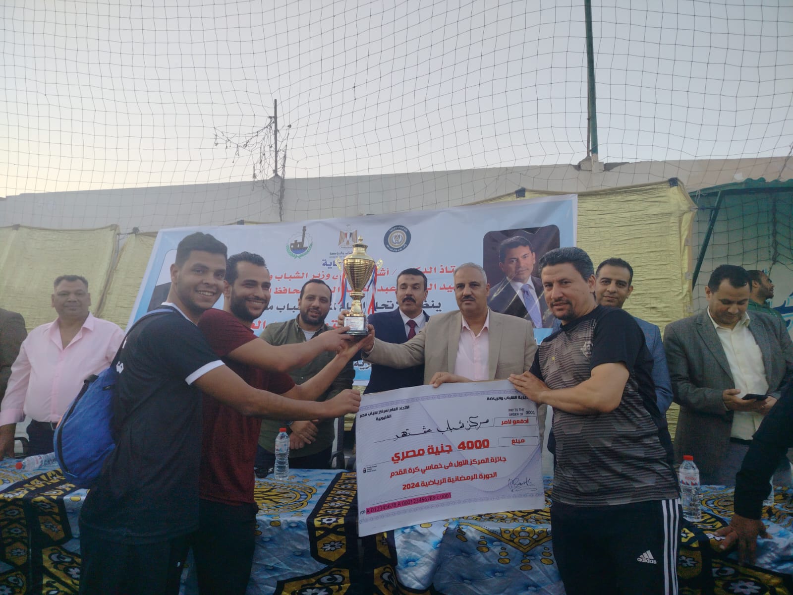 مشتهر بطلا لدورى الاتحاد العام لمراكز شباب مصر بالقليوبية مصطفى هنداوي استطاع فريق مركز شباب مشتهر من الفوز بدورى الاتحاد العام لمراكز شباب مصر فى خماسي كرة القدم بعد الفوز على مركز شباب المنايل فى المباراة الختامية بنتيحة 5 -1 ضمن فعاليات الدوري الذى ينظمه الاتحاد العام لمراكز شباب مصر بالتعاون مع مديرية الشباب والرياضة بالقليوبية وفرع الاتحاد بالقليوبيه ، تحت رعاية الدكتور أشرف صبحي ،وزير الشباب والرياضة واللواء عبدالحميد الهجان محافظ القليوبية. جاء ذلك بحضور الدكتور محمود الصبروط ، وكيل وزارة الشباب والرياضة بالقليوبية ، الدكتور ماجد العزازي رئيس الاتحاد العام لمراكز شباب مصر ، الدكتور محمد السادات ، الدكتور عمر وكوك ، أسامة صقر أعضاء مجلس إدارة الاتحاد العام لمراكز شباب مصر ، الدكتور وليد فرماوى وكيل المديرية للشباب ، الدكتور محمد عبد المؤمن وكيل المديرية للرياضة ، ياسر قاسم رئيس فرع الاتحاد بالقليوبية وعامر حمدى مدير إدارة الشباب بالمديرية . أقيمت فعاليات الحفل الختامى بمركز شباب المنشية ببنها بحضور عدد كبير من جماهير الفريقين ، وتضمنت الفعاليات فقرات فنية واستعراضية لفريق مركز الفنون التابع لإدارة الشباب بمديرية الشباب والرياضة بالقليوبية ، واختتم اللقاء بتوزيع الجوائز ، وحصل فريق مشتهر الفائز بالمركز الأول فى خماسي كرة القدم على كأس البطولة وجائزة مالية قدرها 4000جنيها ، المركز الثانى لفريق المنايل وجائزة مالية قدرها 2000جنيها ، بينما حصل الفائزين فى تنس الطاولة والطاولة على كأس المركز الاول وجوائز عينية. تضمن الدورى تنفيذ منافسات رياضية فى خماسي كرة القدم وتنس الطاولة ، و الطاولة بمشاركة 91 مركز شباب و1200 لاعب على مستوى المحافظة ، وأقيمت المنافسات على مستوى المحافظة داخل كل إدارة فرعية وتم تصعيد الفرق الفائزة إلى دور الثمانية للتصفيات النهائية على مستوى المحافظة واللعب بنظام خروج المغلوب وصولا للمباراة النهائية وختام الدورى ، و أسفرت النتائج عن حصول مركز شباب مشتهر على المركز الاول ومركز شباب المنايل على المركز الثانى فى خماسي كرة القدم ، بينما فى تنس الطاولة فاز مركز شباب كفر عزب غنيم ومركز شباب كفر عبيان وفى لعبة الطاولة فاز مركز شباب كفر عبيان . أعرب الدكتور محمود الصبروط وكيل وزارة الشباب والرياضة بالقليوبية عن سعادته بالانشطة والبرامج والدور الذى تقدمه وزارة الشباب والرياضة من خلال الاتحاد العام لمراكز شباب مصر، وفقا لتوجيهات الدكتور أشرف صبحى وزير الشباب والرياضة ،بتكثيف الأنشطة والبرامج لاستيعاب أكبر عدد ممكن من المشاركين والمستفيدين بكافة المراحل العمرية ،وتأتى تلك الفعاليات تحت رعاية الدكتور أشرف صبحى، وزير الشباب والرياضة ، اللواء عبدالحميد الهجان محافظ القليوبية ، وتوجيهات الدكتور ماجد العزازي رئيس الاتحاد العام لمراكز شباب مصر والدكتور محمود الصبروط وكيل وزارة الشباب والرياضة بالقليوبية .
