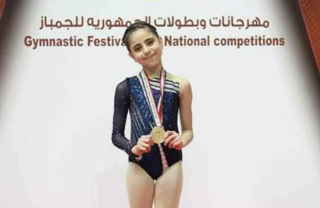 تتقدم أسرة التحرير بجريدة موقع نبض العالم والإعلامي أحمد شفيق بخالص التهاني والتبريكات الي اللاعبة الطفلة هديل عبد الله محمد حيث تألقت فى بطولة الجمهورية للجمباز الايروبيك مرحلة ١٢ سنه انسات، وحصلت على المركز الأول على مستوى الجمهورية ممثلة لمحافظتها في بطولة الجمهورية لهذا العام. وقالت هديل انها تكن بالشكر والعرفان فى هذا التفوق والنجاح لوالدتها رحاب على التي تمثل ايقونة النجاح بالنسبة لها والدافع وراء تألقها فى البطولة والبطولات السابقة على مستوى الجمهورية . كما أشادت بالجهاز الإداري لمركز شباب مدينة بنها الذي تشارك بإسمه في البطولات وعلي رأسهم الكابتن علدالله شامه الكابتن وقالت هديل أنها تسعى للتفوق الدراسى وتتمنى أن تصبح ممثلة لمصر في بطولة العالم فى لعبة الجمباز.