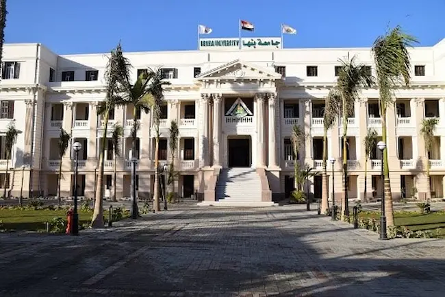 رؤساء أقسام جدد بكليات جامعة بنها أصدر الدكتور ناصر الجيزاوي رئيس جامعة بنها ، قرارات بتعيين رؤساء أقسام جدد بكليات الجامعة. وشملت القرارات تعيين الدكتورة هالة محمد رفعت الأستاذ بقسم الهندسة المدنية بكلية الهندسة ببنها رئيسا لمجلس قسم الهندسة المدنية بالكلية ، وتعيين الدكتورة عفاف دسوقي عبد المجيد الأستاذ بقسم الكيمياء الحيوية والبيولوجيا الجزئية بكلية الطب البيطري رئيسا لمجلس قسم الكيمياء الحيوية والبيولوجيا الجزئية بالكلية ، وتعيين الدكتورة دعاء إسماعيل الأستاذ بقسم التصميم الداخلي والأثاث بكلية الفنون التطبيقية رئيسا لمجلس قسم تصميم الداخلي والأثاث بالكلية ، وتعيين الدكتورة فوزية فاروق كامل الأستاذ بقسم إدارة التمريض بكلية التمريض رئيسا لمجلس قسم إدارة التمريض بالكلية . كما شملت القرارات قيام الدكتور أحمد عبد الحميد محمد الأستاذ المساعد بقسم الحسابات العلمية بكلية الحاسبات والذكاء الاصطناعى بأعمال وكيل الكلية لشئون خدمة المجتمع وتنمية البيئة.