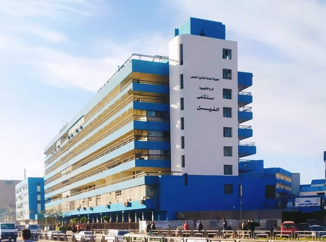 أعلن فرع القليوبية للتأمين الصحي، إنطلاق خدمة قسطرة القلب علي مدار الساعة بمستشفي النيل للتأمين الصحي ضمن مبادرة «كل ثانية حياة» والتي تهدف لعلاج مرضى جلطات القلب، ضمن المنظومة الخاصة بالمشروع القومى للرعايات والحضانات والطوارئ، تحت رعاية الدكتور محمد ضاحى رئيس الهيئة العامة للتأمين الصحي، والدكتور سيد جلال مدير الفرع. أوضح الدكتور سيد جلال مدير الفرع، أن المبادرة تأتى فى ظل توجيهات القيادة السياسية للإهتمام بقضية السلامة العامة، وتحسين صحة المصريين وتقديم خدمات صحية ذات جودة عالية فى ظل رؤية مصر 2030، بما يضمن تحقيق أهداف التنمية المستدامة وتطبيق حزمة من الإجراءات الصحية التى تضمن الارتقاء بالصحة العامة للمواطنين. هذا وقد تم إدراج مستشفي النيل للتأمين الصحي ضمن المبادرة التي تعمل على تدريب الفرق الطبية على أحدث الأدلة العلمية في مجال أمراض القلب، وتوقف عضلة القلب، والتشخيص السريع لحالات النوبات القلبية مع توفير القسطرة التشخيصية والعلاجية لمرضى الجلطات القلبية الحادة علي مدار الساعة. ويذكر أنه تم إسعاف (7) حالات من مرضي الجلطات القلبية والشرايين التاجية منذ بداية تفعيل العمل بالمبادرة خلال الأسبوع الأول من مايو. ومن جانبه أوضح الدكتور محمد عبد الغني مدير المستشفي أن المستشفي تقدم خدمات متميزة لإنهاء قوائم إنتظار مرضي القلب والقسطرة بشكل منتظم داخل المستشفي لخدمة مرضي التأمين الصحي بالقليوبية والمحافظات المجاورة بما يقارب ٢٠٠ حالة قسطرة قلبية شهرياً، إلي جانب مبادرة كل ثانية حياة والتي بدء العمل بها أول مايو الحالي بعد عقد إجتماعات مع الفرق الطبية ورئيس قسم القلب لوضع خطة التشغيل وجداول العمل. وافاد المسؤولين أن المستشفى تتلقي البلاغات على الخط الساخن "16474" والتي يقوم المختص من خلال هذه الخدمة بتقديم الإرشادات الصحية للمريض، إنطلاقاََ من أهمية عامل الوقت في إنقاذ حياة مرضى الجلطات القلبية، كما يتم من خلال الخط الساخن توفير سيارة إسعاف مجهزة لنقل المريض وعمل الإسعافات الأولية أثناء انتقاله لإحدى المستشفيات التي تم إدراجها ضمن المبادرة لتوفير خدمات القساطر القلبية على مدار الساعة، وطوال أيام الأسبوع.