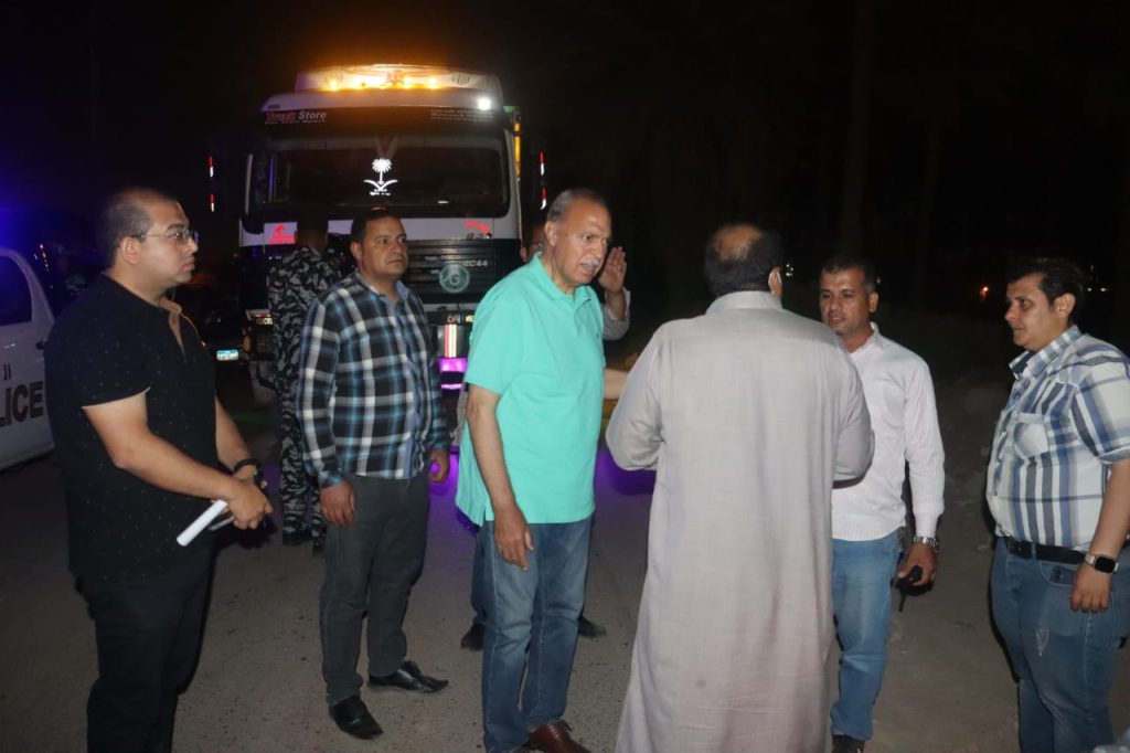 قام عبد الحميد الهجان محافظ القليوبية مساء أمس الأربعاء بمتابعة الحملة المكبرة لرفع تراكمات القمامة من نقطة التجميع بكفر سعد بمركز ومدينة بنها، يرافقه المحاسب محمد مرعي رئيس مجلس مدينة بنها، وذلك استجابة لشكاوى المواطنين من وجود تراكمات قمامة ومحطة مناولة يتم إلقاء القمامة بها قرب التجمعات السكنية بمنطقه كفر سعد مما يؤثر على صحة المواطنين بالمنطقة، وعلى الفور وجه المحافظ برفع جميع تراكمات القمامة الموجودة ومنع إلقاء القمامة مرة أخرى بها ونقل جميع المخلفات بأماكن التجمعات ومحطات المناولة للمدفن الصحي بالعبور وتوفير مكان بعيد عن الكتلة السكنية لنقل أماكن تجمعات القمامة بها حفاظا على صحة المواطنين والمظهر الحضاري للشوارع.  حيث شدد المحافظ علي متابعة رفع القمامة من نقاط التجميع بتلك الشوارع موجها بمواصلة العمل حتى يتم رفع كافة تراكمات القمامة الموجودة علما بأنه تم رفع من بداية الحمله حتى الآن أكثر من ١٢٠٠ طن وذلك للارتقاء بالمستوى العام للنظافة والحفاظ على البيئة وتحسين الخدمات المقدمة للمواطنين .