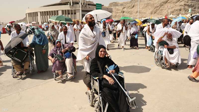 غرفة السياحة :- لا علاقة لشركات السياحة بتأشيرات الزيارة ، وحذرنا من أداء حامليها للحج السماسرة والكيانات غير الشرعية والشركات الوهمية السبب ، ومطلوبة وقفة لمواجهتهم نظمنا حملة موسعة وبمشاركة كبار العلماء والمشايخ للتحذير من الوسطاء والحج بتأشيرات الزيارة المدينة المنورة: طاهر يونس اكدت غرفة شركات ووكالات السفر والسياحة ان شركات السياحة المصرية المنظمة لرحلات الحج لا علاقة لها بالمواطنين الذين سافروا لأداء الحج هذا العام من خلال تأشيرات الزيارة ، وأضافت الغرفة انها تتابع الأخبار المتداولة عن تلك الأعداد التي سافرت للحج بتأشيرات الزيارة الغير مسموح لها أساسا بأداء الحج طبقا للقوانين والضوابط السعودية ، وتتابع كذلك سوء الفهم لدى البعض للربط بين هذه الحالات وشركات السياحة للإيحاء بدون علم أو من خلال معلومات مغلوطة أن شركات السياحة هي المسؤولة عن تلك الرحلات لتلك الأعداد أو أن الشركات مسؤولة عن سفرهم وأدائهم للحج وهو ما يخالف الحقيقة تماما واعربت غرفة شركات السياحة عن أسفها وحزنها العميق لحالات الوفاة بين الحجاج سواء النظاميين الرسميين او غيرهم وتتقدم الغرفة نيابة عن قطاع السياحة بأسره بالعزاء الى أسر الحجاج المتوفيين. وحتى تتبين كافة الحقائق فإن غرفة شركات ووكالات السفر والسياحة تؤكد على عدة حقائق على النحو التالي :-اولا :- تقوم شركات السياحة بتنظيم رحلات الحج طبقا لضوابط صارمة تضعها وزارة السياحة والآثار وتمنع تلك الضوابط تنظيم رحلات الحج إلا بالتأشيرات النظامية المخصصة للحج السياحي فقط ويتعرض من يخالف تلك الضوابط لعقوبات مشددة ثانيا :- لم تتلق غرفة عمليات الحج السياحي أية شكاوى هذا الموسم من حجاج شركات السياحة حيث ساعدت الضوابط الصارمة المنظمة للحج والاستعداد المبكر للموسم وعمليات الرقابة والمتابعة من قبل وزارة السياحة والآثار في مرور الموسم بسلام علي حجاج شركات السياحة ثالثا :- تجري حاليا عملية مراجعة شاملة لموسم الحج وكافة البرامج المعتمدة التي نظمتها شركات السياحة ومن يثبت تنظيمه برامج أخرى بخلاف تلك البرامج الرسمية المعتمدة من الوزارة سوف يتعرض لعقوبات مشددة تصل إلى حد إلغاء ترخيص الشركات المخالفة رابعا :- حذرت غرفة شركات السياحة واللجنة الفنية للحج السياحي في وقت مبكر جدا هذا الموسم ومن خلال متابعتهما لكافة المؤشرات وإعداد التأشيرات المختلفة ، حذرتا من خطورة استغلال البعض لتأشيرات الزيارة في اداء الحج و مزاحمة الحجاج النظاميين من كافة البعثات وليس الحج السياحي فقط وطالبت اللجنة الفنية وغرفة الشركات وفي وقت مبكر بضرورة التحرك واتخاذ الإجراءات التي تحمي الموسم وتحفظ حقوق الحجاج النظاميين وتحمي كذلك أرواح وحقوق جميع المواطنين وليس حجاج الشركات فقط خامسا :- تعاني شركات السياحة أشد المعاناة من السماسرة والوسطاء والكيانات غير الشرعية وكذلك الشركات الوهمية ومكاتب الخدمات السياحية التي تعمل بدون ترخيص من وزارة السياحة والآثار ، وتؤكد الغرفة أن تلك الكيانات والشركات غير الشرعية سبب رئيسي في كافة المخالفات التي تتم برحلات الحج والعمرة وتعرض حياة المواطنين للخطر دون أن يكون هناك رادع يمنعهم من تلك الممارسات غير القانونية سنويا سادسا :- أطلقت وزارة السياحة والآثار بالتعاون والتنسيق مع غرفة شركات ووكالات السفر والسياحة موقعا إلكترونيا جديدا خاصة بالحج باسم " موقع شركات العمرة والحج السياحي" , يهدف الموقع إلى دعم جهود القطاع السياحي لمحاربة عمل السماسرة والوسطاء والكيانات غير الشرعية في رحلات الحج منعا للنصب علي المواطنين أو تعرضهم للخطر وضياع حقوقهم سابعا :- وفي إطار مسؤولياتها عن الحج السياحي وراحة وسلامة حجاجه ، نظمت غرفة شركات السياحة حملة توعية مكثفة في وقت مبكر بمختلف وسائل الإعلام ووسائل التواصل الإجتماعي حذرت خلالها من التعامل مع السماسرة والكيانات غير الشرعية وذلك من خلال عدة بيانات صحفية موثقة ومثبتة....ومنها علي سبيل المثال لا الحصر بيان صحفي يوم ٢٨ نوفمبر بداية التقديم للحج بعنوان " الغرفة تنصح المواطنين التقدم للشركات وفروعها مباشرة " وبيان صحفي يوم ٥ديسمبر الماضي بعنوان :- لمحاربة السماسرة والحفاظ على حقوق المواطنين السياحة تطلق موقعا إلكترونيا جديدا يضم الشركات المصرح لها بتنظيم الحج وبيان صحفي يوم ٦ ديسمبر بعنوان :- " التحذير من التعامل مع الوسطاء والسماسرة والمشاكل التي يتسببون فيها والمطالبة بالتقدم مباشرة للشركات وفروعها" وبيان صحفي يوم١٧ يناير الماضي بعنوان:- " السياحة تطالب بمواجهة البرامج الوهمية من الكيانات غير الشرعية لعدم الإضرار بالحجاج والمعتمرين كما أكدت تلك الحملة أن تأشيرات الزيارة لا تسمح لحاملها بأداء الحج وحذرت مبكرا من خطورة تلك الخطوة ، وبثت آراء موثقة لعدد من العلماء والمشايخ يشرحون رأي الدين في أداء فريضة الحج بتأشيرة الزيارة ويحذرون من تلك الخطوة وفي مقدمتهم الدكتور سعد الدين الهلالي والدكتور أحمد ترك إمام مسجد النور وعدد من العلماء والشخصيات العامة وتطالب غرفة شركات ووكالات السفر والسياحة الجميع بتحري الدقة فيما ينقلونه من معلومات وعدم نشر أية معلومات مغلوطة تسئ الى كيانات اقتصادية مهمة مثل شركات السياحة وتنال مع جهدها في خدمة ضيوف الرحمن من الحجاج والمعتمرين وتؤكد الغرفة أنها لن تتوانى عن اتخاذ كافة الإجراءات القانونية ضد كل من يروج معلومات مغلوطة تسيء عن عمد الي شركات السياحة.