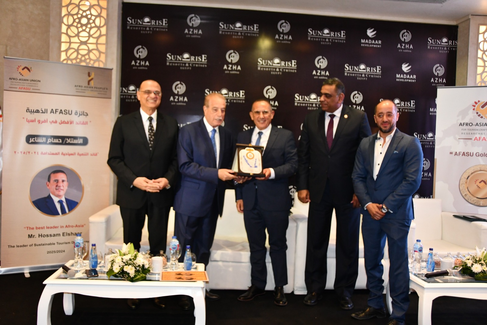 كتب : طاهر يونس أعلن الاتحاد الأفريقي الأسيوي للتنمية والسياحة والتكنولوجيا، "AFASU" فوز الخبير السياحي حسام الشاعر عضو الاتحاد المصري للغرف السياحية و رئيس مجلس ادارة مجموعة صن رايز الفندقية بجائزة AFASU الذهبية لعام 2024 كأفضل قائد للتنمية السياحية في آسيا وأفريقيا، يأتي ذلك تقديرا للإنجازات الملحوظة والملموسة للشاعر في مجال التنمية السياحية والتنمية المجتمعية المستدامة والتميز في القيادة والتطوير، وتتويجا لمسيرته في صناعة السياحة المصرية والدولية التي امتدّت لأكثر من ٤٠ عاما جاء ذلك في احتفالية كبرى أقيمت في مدينة شرم الشيخ بحضور اللواء خالد فودة محافظ جنوب سيناء وعدد من قيادات وأعضاء الاتحاد الأفريقي الآسيوي يتقدمهم رئيس الاتحاد الدكتور حسام درويش وقيادات من وزارة السياحة والآثار ولفيف من رجال الأعمال وأعضاء الغرف الفندقية والسياحية ورجال الأعمال ومستثمري جنوب سيناء ولفيف من الصحفيين والإعلاميين ووكالات الأنباء المحلية والإقليمية والعالمية وقنوات التليفزيون المحلية والإقليمية. واكد اللواء خالد فوده محافظ جنوب سيناء ان قطاع السياحة يشهد تطور وتنمية حقيقية بفضل التعاون المثمر بين القطاعين العام والخاص لاسيما رجال السياحة وفى مقدمتهم الخبير السياحي حسام الشاعر الذي يعد من ابرز وأهم المستثمرين السياحيين بمصر والعالم ، مشيرا الي ان الشاعر شارك بشكل كبير من خلال عقليته الاقتصادية المتميزة في دعم الاقتصاد المصري من القطاع السياحي لاسيما مدينة شرم الشيخ بالإضافة الى ان جهوده الكبيرة في تشكيل الوجهة الحضارية للمدينة وعلاقاته القوية علي المستوى الدولي والتي ساعدت على تنشيط السياحة في المدينة نفسها. واضاف ان تلك الجهود ساهمت في بناء مجموعه من المنتجعات والفنادق العائمة الخاصة بصن رايز والتي شكلت نقله قوية في المدينة ساعدتها في تنظيم أكبر المؤتمرات والفاعليات العالمية، بالإضافة الى انها ساعدت في حصول مدينة شرم الشيخ على جوائز عالمية وإشادات دولية عديدة. تمتلك مجموعة صن رايز ٢٠ منتجع من بينهم ٧ في مدينة شرم الشيخ وأبرزهم فندقي "وايت هيلز" و"ميراكي ريزورت" وهم أفخم فنادق المدينة واحدثها، اما عن باقي الفنادق فهم يقعوا بين أفضل البقاع الساحلية في الغردقة ومرسى علم والعين السخنة والإسكندرية، بالجانب الي فندق "كوانزا" وهو اول فندق خارج مصر للمجموعة في "زنجيبار" وهو أيضا بداية لتوسع عالمي ل"صن رايز". أخيرا وليس آخرا، تمتلك المجموعة ٧ فنادق عائمة يرسو في نهر النيل على ضفاف مدينتي الأقصر وأسوان. من جانبه وجه الخبير السياحي حسام الشاعر عضو الاتحاد المصري للغرف السياحية ورئيس مجلس ادارة مجموعة صن رايز الفندقية التحية لمحافظ جنوب سيناء والاتحاد الأفريقي الأسيوي لفوزه بتلك الجائزة الرفيعة معربا عن سعادته لتكريمه وفوزه بجائزة الإتحاد الإفريقي الآسيوي AFASU "جائزة الأفضل في أفرو آسيا من بين 102 دولة، كقائد التنمية السياحية المستدامة 2024/2025 . وعبر حسام الشاعرعن سعادته البالغة بالتكريم خاصة أنه يأتي من الإتحاد الدولي الافريقي الآسيوي المنبثق من منظمة دولية عريقة تأسست على أيدي رؤساء الدول الأفريقية والآسيوية وهي منظمة تضامن الشعوب الإفريقية الآسيوية التي تأسست عام 1958، بالإضافة الى سعادته الكبيرة بحصوله على الجائزة التي لم يتقدم لها إنما تم الاختيار طبقا لمعايير قوية ومحددة وهو دليل على قوة الجائزة وحيادتها في الاختيار. وأشار الشاعر الي أن هذه الجائزة الرائعة تُقدر جهود جميع المتميزين والمتميزات في الدولة وتحثهم على العمل المتواصل لرفعة مصر تحت قيادة الرئيس عبد الفتاح السيسي، مؤكدا أن مجموعة صن رايز الفندقية كان لها السبق في دعم السياحة المصرية خاصة سياحة الشواطئ التي تعتبر واحدة من أهم أنواع السياحة القادرة على دعم الاقتصاد المصري، لأن مصر لديها كافة الإمكانيات لأن تكون رائدة في هذا القطاع. وأوضح الخبير السياحى حسام الشاعر إن صن رايز للمنتجعات السياحية والشركات التابعة لها تُسَخِّرُ كافةَ برامِجِها وخُطَطِها وإمكاناتِها، من أجلِ الارتقاءِ بمنظومةِ العمل السياحي الاحترافي كي تكونَ منصةً ومنطلقاً لإعدادِ الأجيال، وِفقَ أعلى المعايير لاسيما وانهم يهتمون بالسائح وتقديم افضل الخدمات، من خلال الاهتمام بالموظف وتأهيله وتدريبه لتلبيةِ متطلباتِ المؤسسات الوطنية السياحية بنُخبَةٍ من الكوادر ِالمؤهلة، القادرة على تجسيدِ رؤيةِ القيادات وتحقيقِ خُطَطِها في بناءِ مستقبلٍ سياحي واعد، نكون من خلالهِ في مُقَدِمةِ الدولِ الأكثرَ تطوراً وتقدماً في العالم. ووجه الشاعر الشكر لوزير السياحة والآثار أحمد عيسى وفريق عمله على جهودهم الحثيثة لدعم السياحة المصرية ..وقال حسام الشاعر أن جائزة أفرو آسيا الذهبية للتنمية السياحية المستدامة وجائزة القائد الأفضل في قارتي آسيا وإفريقيا هي تحفيز لجميع فريق العمل في صن رايز والذي يبلغ حوالي ١٢ ألف موظف وكذلك لجميع العاملين في القطاع السياحي لبذل المزيد من الجهود للوصول بالسياحة المصرية إلى مرحلة الريادة بالعالم. ومن جانبه أكد الدكتور حسام درويش رئيس الاتحاد الأفرو آسيوى AFASU، إن هذه الجائزة العالمية تأتى تكريماً لكل من ترك بصمته وعمل بإخلاص في صمت لتنمية بلاده ولكل من كان شعاره الإخلاص في حب الوطن لتقديمه بأفضل صورة وتميز في عمله من قيادات وشخصيات ومؤسسات من جميع القطاعات. وأشار الدكتور حسام درويش أن الجائزة لتكريم كل شخصية قيادية ساهمت بشكل إيجابي في تطوير بلادها والاقتصاد وساهمت في التنمية لوطنها في العالم وإن سر تميز الخبير السياحي حسام الشاعر هو الفكر الخلاق والإبداع والتجدد والتميز في الإدارة وتبنيه الأفكار الخلاقة ودعمها والإسراع بتنفيذها لخدمة بلاده. وقال ان فوز الشاعر بالجائزة جاء بعد تصفيه نهائية و منافسة مع سليم الزغل من تونس أحد أهم المستثمرين في تونس وبلجيكا وفرنسا في قطاع الفنادق المتخصصة، وحصل حسام الشاعر على الجائزة بنسبة 89% من اجمالي الأصوات من الشخصيات السياحية الافرواسيوية .