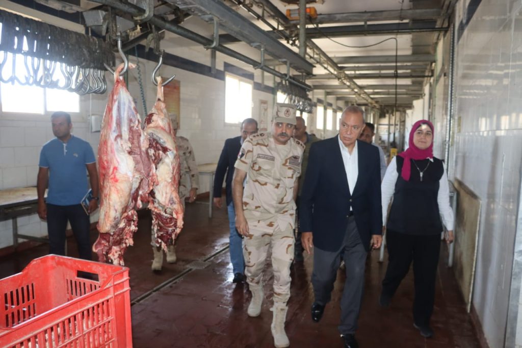 كتبت: الهام السيد  تفقد اللواء عبد الحميد الهجان محافظ القليوبية عدداً من المجازر التابعة للمحافظة بمدن بنها وكفر شكر وقليوب والقناطر الخيرية والخانكة، وذلك في إطار استعدادات المحافظة لاستقبال عيد الأضحى المبارك. وجاء هذا بحضور الدكتورة لمياء عطية مدير مديرية الطب البيطري، والمهندس علي عودة وكيل وزارة الإسكان، والمحاسب محمد مرعي رئيس مدينة بنها، ومحمد غنيم رئيس مدينة كفر شكر، واللواء محمد سالم رئيس مدينة قليوب، وخالد العرفي رئيس مدينة الخانكة.  بدأ المحافظ الجولة بتفقد مجزر كفر سعد بمدينة بنها والذي تبلغ مساحته الكلية ٧٣٥٠ متراً مربعاً بطاقة استيعابية ٢٠ رأس في الساعة، وقد تم تطويره ورفع كفاءته عام ٢٠٢٣ ثم تبعه تفقد مجزر كفر شكر، والذي تبلغ مساحته الكلية ٢١٤٩ متراً مربعاً بطاقة استيعابية ٧ رأس في الساعة وتم إسناد أعمال التطوير ورفع الكفاءة إلى هيئة الأبنية التعليمية واستكمل الهجان الجولة بتفقد مجزر قليوب والذي تبلغ مساحته الكلية ١٨٤٠ متراً مربعاً بطاقة استيعابية ٥٠ رأس في الساعة وقد تم تطويره ٢٠٢٠ واستكمل "الهجان"، جولته بتفقد مجزر شبرا شهاب (النصف آلي- آلي- يدوي) بمدينة القناطر الخيرية التابع لجهاز مشروعات الخدمة الوطنية قطاع الأمن الغذائي التابع للقوات المسلحة ، والمقام على مساحة 10 أفدنة بطاقه استيعابية للذبيح 150 رأس ماشية في اليوم، و24 ألف رأس ماشية سنوياً، وطاقة 200 رأس ضأن يومي، و30 ألف رأس سنوياً، كما يتكون المجزر من نفق تجميد بطاقة 5 طن في الدورة لعدد 2 نفق، بالإضافة إلى 4 ثلاجات حفظ للحوم سعة 300 طن يومياً، كما يحتوي المجزر على 2 ساحة انتظار مواشي تسع لـ 150 رأس، ويحتوي أيضاً على 2 محطة معالجة مياه ليتم معالجة المياه المستخدمة في عملية الذبيح لاستخدامها في الزراعة، ويقدم المجزر خدماته للمواطنين بالمجان خلال أيام عيد الأضحى المبارك . واختتم الهجان الجولة بتفقد مجزر الخانكة والذي تبلغ مساحته الكلية ٢١٠٠٠ متراً مربعاً بطاقة استيعابية ٣٠ رأس في الساعة وتم تطويرة ٢٠٢٠ ، ويضم صالتين للذبيح، تبلغ مساحة كل واحدة 360م2، فضلا عن عنبر لاستقبال الحيوانات، وغرفة لإعدام ومحرقة، فضلا عن مبنى إداري وتجدر الإشارة إلى أنه تمت أعمال رفع كفاءة المجزر وتطويره ضمن الخطة الاستثمارية الحالية للمحافظة بتكلفة إجمالية 33 مليون جنيه تقريبا، وقد أعلن الهجان التشغيل التجريبي للمجزر بمناسبة عيد الأضحى المبارك .  جاءت جولة الهجان للتأكيد على جاهزية المجازر لاستقبال الأضاحي خلال أيام عيد الأضحى المبارك، مؤكداً بأن مجازر المحافظة جاهزة لاستقبال أضاحي المواطنين مجانا مع تواجد مكثف للأطباء البيطريين داخل المجزر للكشف على الماشية قبل الذبح ، و لتنظيم العمل والإشراف على أعمال الذبح ، مشيرا أن جميع العنابر والمجازر التابعة للمحافظة تعمل بكامل طاقتها وتستعد لاستقبال الأضاحي . موجها بتكثيف الاستعدادات بجميع الأجهزة التنفيذية بالمحافظة لاستقبال عيد الأضحى المبارك، حيث ثمن جهود مديرية الطب البيطري في تكثيف استعداداتها، مشيدًا بأعمال التطوير ورفع الكفاءة التي تتم بمجازر المحافظة والذي يأتي في إطار تنفيذ توجيهات القيادة السياسية للدولة لإيجاد منظومة حديثة واقتصادية لإدارة وتشغيل كل المجازر التي سيتم تطويرها ورفع كفاءتها حفاظاً على استثمارات الدولة. ومن الجدير بالذكر أنه يوجد بالمحافظة عدد 30 مجزر ونقطة ذبيح منهم 4 مجازر خاصة موزعة على جميع مراكز المحافظة، حيث تم تطوير ورفع كفاءة عدد 15 مجزر ونقطة ذبيج بتكلفة إجمالية تقدر بمبلغ 87 مليون جنيه من وزارة التنمية المحلية والخطة الاستثمارية للمحافظة، وقد وجه الهجان بتطوير ورفع كفاءة باقي المجازر ونقاط الذبيح في الخطة الاستثمارية القادمة وذلك لتقديم خدمة صحية للمواطنين .