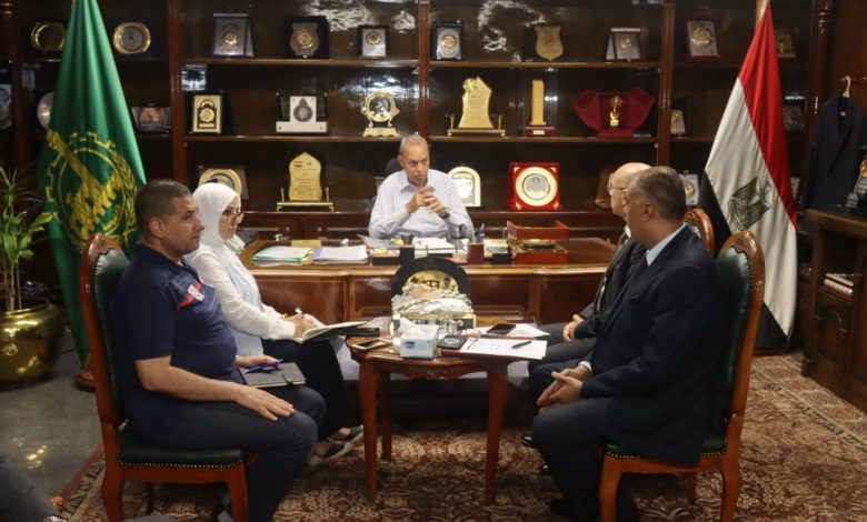 Photo of محافظ القليوبية يعقد اجتماعاً مع عدد من مسئولي البنك الأهلي لمناقشة استغلال أراضي المحافظة لخدمة المواطنين