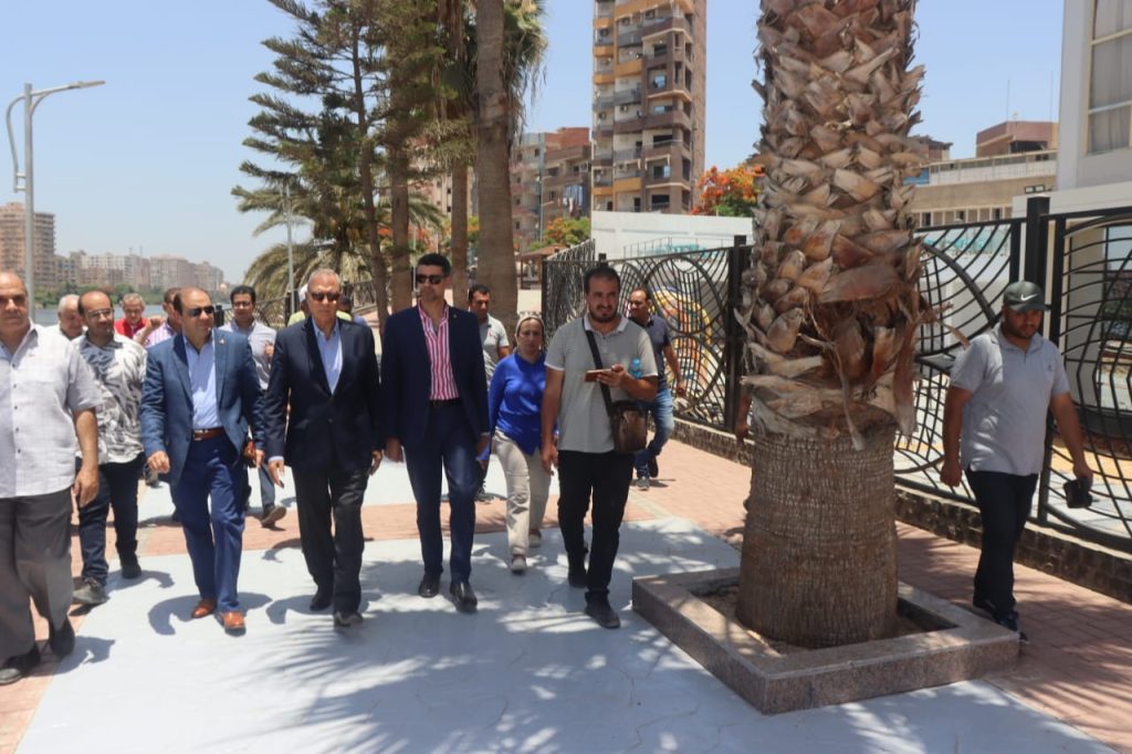إستقبل عبد الحميد الهجان محافظ القليوبية اللواء المهندس مدحت عبد الرحمن رئيس الجهاز التنفيذي لإحياء القاهرة الإسلامية والفاطمية لتفقد ممشى النيل بمدينة بنها بعد الانتهاء من تطويره تمهيدا لافتتاحه قريباً أمام المواطنين كمتنزه جديد يضاف للمتنزهات التي قامت المحافظة بتطويرها خلال الفترة الماضية .  وخلال الجولة تفقد المحافظ مدخل معدية بطا بداية المرحلة (ج) حيث تم الانتهاء من تطوير المدخل بالكامل وعمل رامبات للمطالع والمنازل، بالإضافة إلى تجليد الحوائط بالرخام والأرضيات بالإنترلوك وعمل مظلات للمواطنين أماكن انتظار بشكل حضاري . كما تم الانتهاء من الكورنيش المرحلة (ج) بالكامل والانتهاء من أعمال الزراعة والتشجير وأعمدة الإنارة وتركيب كشافات الليد وتركيب البرجولات والأكشاك وغيرها من المكونات التي أضفت على الممشى لمسة جمالية مميزة . وجدير بالذكر أن الممشى يتم تنفيذه من قِبَل المحافظة ويشرف على الأعمال الجهاز التنفيذي لإحياء القاهرة الإسلامية والفاطمية، والذي يبلُغ طوله ٦٥٠م بداية من أمام مجلس مدينة بنها إنتهاءً بنادي الشرطة، ويأتي تنفيذ المشروع على غرار المرحلة الأولى والثانية (أ،ب)، وتم إنشاء الممشى بشكل يبرز المظهر الحضاري والجمالي للمدينة، وتزويده بإستراحات للمواطنين للإستمتاع برؤية النيل، فضلاً عن إقامة وتنفيذ بعض المشروعات لتوفير فرص عمل جادة للشباب، وأعرب المحافظ عن سعادته بنجاح أعمال التطوير، مؤكداً على التزام المحافظة بتطوير جميع المرافق العامة وتحسين مستوى الخدمات المقدمة للمواطنين. كما أشاد رئيس الجهاز التنفيذي لإحياء القاهرة الإسلامية والفاطمية بالجهود التي بذلتها المحافظة لإنجاز هذا المشروع المهم، مؤكداً على استمرار التعاون بين الجهاز والمحافظة لتطوير المزيد من المشاريع التي تخدم أهالي القليوبية . وتجدر الإشارة إلى أن ممشى النيل بمدينة بنها يعتبر من أهم الواجهات السياحية في المحافظة، حيث يطل على نهر النيل ويضم العديد من الخدمات المقدمة للمواطنين ، كما أنه يعد مكانًا مميزاً للمشي والتنزه والاستمتاع بالمناظر الطبيعية الخلابة. جاءت الجولة بحضور كلا من الدكتور سمير حماد نائب المحافظ، واللواء إيهاب سراج الدين السكرتير العام، ومحمد مرعي رئيس مدينة بنها، وإسلام رجب مدير وحدة التطوير الحضري بالمحافظة .