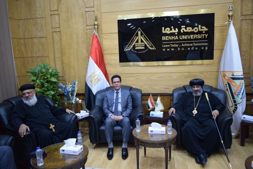 استقبل الدكتور ناصر الجيزاوى رئيس جامعة بنها نيافة الأنبا نوفير أسقف شبين القناطر وتوابعها، والوفد المرافق له ،لتقديم التهنئة بمناسبة عيد الأضحى المبارك . جاء ذلك بحضور الدكتور تامر سمير نائب رئيس الجامعة لشئون التعليم والطلاب، والدكتور السيد فودة نائب رئيس الجامعة لشئون خدمة المجتمع وتنمية البيئة والأستاذة شيرين شوقى أمين عام الجامعة، والأستاذ رفعت نان الأمين المساعد للجامعة للشئون الإدارية، والأستاذ أيمن بيومي أمين الجامعة المساعد للشئون المالية، والأستاذة رانيا معتز أمين الجامعة المساعد لشئون خدمة المجتمع وتنمية البيئة. ورحب رئيس الجامعة بالأنبا نوفير أسقف شبين القناطر وتوابعها، والوفد المرافق له ، معبرا عن سعادته بالزيارة التي تعبر عن مدى عمق المحبة التي تجمع بين نسيج الأمة، داعيًا الله أن يحفظ مصر وشعبها وقيادتها السياسية وأن ينعم على شعبها بالأمن والاستقرار والرخاء. من جانبه ، عبر أعضاء أسقف شبين القناطر وتوابعها،عن خالص التهاني بمناسبة حلول عيد الأضحى المبارك، مؤكدين على علاقات الود والمحبة والترابط التي تجمع الشعب المصري.