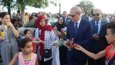 Photo of وسط فرحة غامرة لمواطني القليوبية وزائريها.. المحافظ يؤدي صلاة عيد الأضحى بمسجد ناصر بمدينة بنها ويقدُم التهنئة والورود للمواطنين
