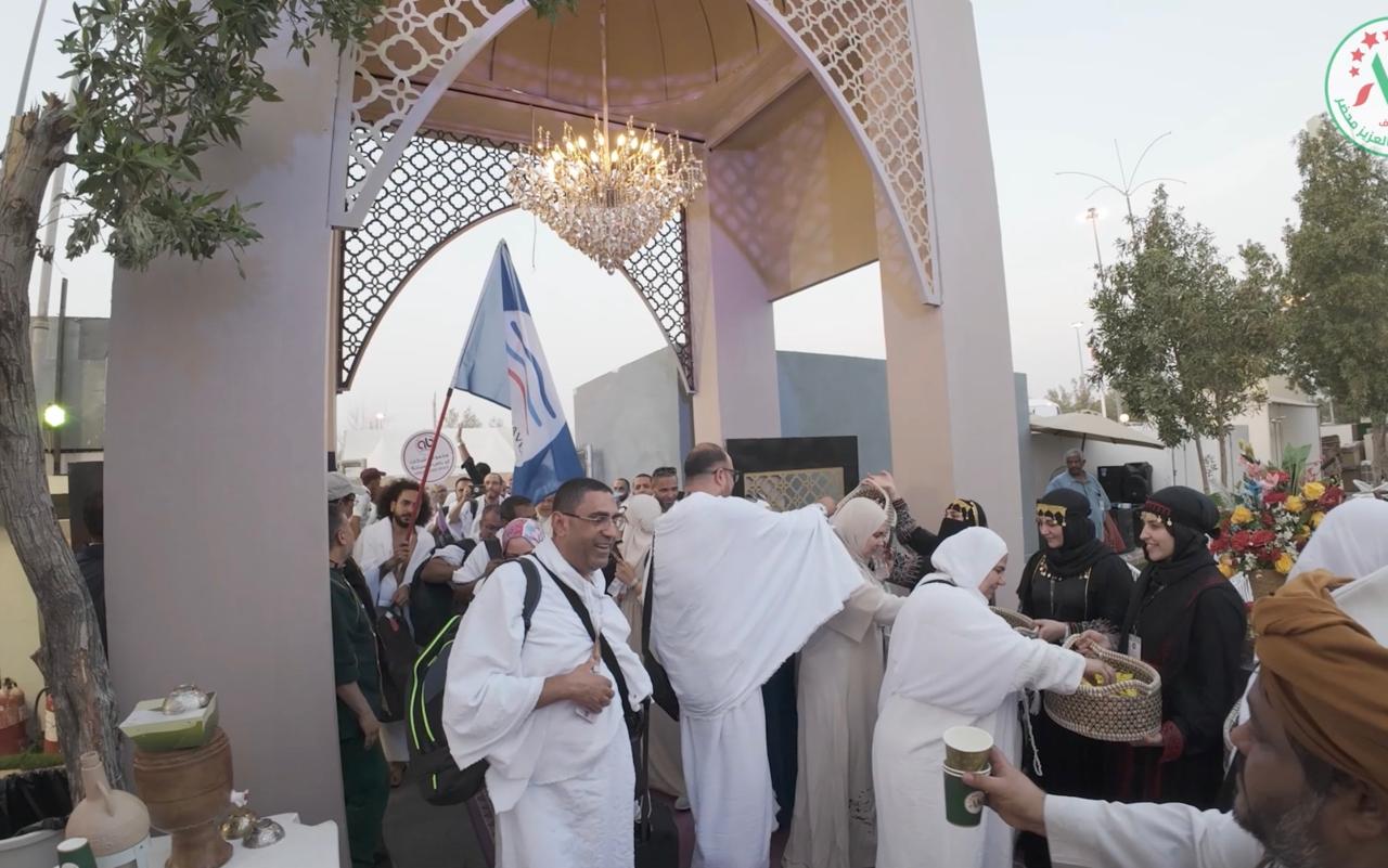 بعد فوزه بتنفيذ 95% من الحج السياحي المصري الـ ٥ نجوم" خدمات متميزة بمخيمات المطوف علاء محضر في مشعر مني حلقات دينية لكبار العلماء ، تفويج للرجم بمصاحبة ادلاء ، تغذية ومشروبات بمستوي عال بمشاركة مشاهير الشيفات المطوف علاء محضر :- احرص علي تقديم افضل الخدمات للحجاج المصريين الذين أشعر بالفخر والسعادة بخدمتهم المشاعر المقدسة:طاهر يونس شهدت مخيمات المطوف السعودي الشهير علاء محضر خدمات متميزة للحجاج المصريين طوال تواجدهم في مخيماتهم بكل من مني وعرفات ، يأتي ذلك بعدما فاز المطوف السعودي علاء محضر بالنسبة الأكبر من حجاج السياحة فئة الخمس نجوم هذا العام ، فقد ضمت مخيمات علاء محضر في كل من منى وعرفات حوالي ٤ آلاف حاج مصري من أصل ٥ آلاف عدد حجاج رحلات الخمس نجوم بالحج السياحي المصري بخلاف حجاج الكثير من الهيئات بنسبة تزيد علي ٩٥٪؜ من الحج السياحي هذا العام هذه النسبة لم تأتي من فراغ ، انما جاءت للتميز الكبير المعروف عن المطوف علاء محضر وحرصه كل عام على تقديم خدمات مختلفة ينفرد بتقديمها للحجاج ، كما يأتي في إطار سعي شركات السياحة لتقديم أفضل خدمة لحجاجها ولثقتها في خدمات المطوف علاء محضر المميزة في مشعري مني وعرفات وقد شهدت مخيمات علاء محضر في مني وعرفات حشدت من موظفيه لتقديم كافة الخدمات للحجاج من استقبال وتسكين وراحة وإعاشة ، بجانب تفويج الحجاج الي الجمرات علي مدار اليوم للرحم بمصاحبة اعداد من الأدلاء ذهابا وإيابا وهناك خدمات متميزة سواء في التسكين من غرف فاخرة لحجاج الـ5 نجوم وخدمات فندقية راقية , بجانب خدمات تعين الحجاج على أداء الفريضة بسهولة ويسر طوال يوم عرفة ، وهو ما يتم كذلك بمخيماته بمشعر منى ، بالإضافة إلى تقديم وجبات غذائية فاخرة يقوم بإعدادها أمهر وأشهر الطهاة من أرقى الفنادق حول العالم، مع توفير كافة المشروبات الساخنة والباردة على مدار الـ24 ساعة. وفي مشعر منى، اتفقت شركات السياحة مع المطوف علاء محضر، على تزويد أماكن الإقامة بصالونات فاخرة وجلسات مريحة بالإضافة إلى توفير صالون الحلاقه وتوفير كراسي مساج كهربائية حرصاَ على سلامة وصحة وراحة ضيوف الرحمن. وفي مجالات العبادات والمناسك، قام المطوف علاء محضر بتوفير دروس ومحاضرات يومية بوجود نخبة من العلماء والدعاة الأفاضل مع وجود بث مباشر لأشهر القنوات الدينية الفضائية ، وأيضا توفير الجو الروحاني في يوم عرفات وكذلك طوال أيام التشريق بمشعر منى، حتى يتفرغ الحاج للعبادات والدعاء لله. وأعرب علاء محضر عن سعادته وفخره بالثقة الكبيرة التي توليها له شركات السياحة و عملائها من الحجاج المصريين ، معربا عن سعادته بخدمتهم ، مشيرا إلى أن مصر هي بلده الثاني ويشعر بأنه يؤدي واجبه تجاه ضيوف الرحمن من المصريين ، وأشار إلى أنه يقوم بدراسة مزاج الحاج المصري ورغباته ويقوم بتوفير كل ما يرغبون فيه وكافة سبل الراحة التي تساعدهم على أداء الفريضة بسهولة ويسر ، مشددا على أن كل هذا جعله محل ثقة الحجاج قبل شركات السياحة حيث يفاجئ بفئة عريضة من الحجاج المصريين يطلبون مخيمات علاء محضر بالاسم .
