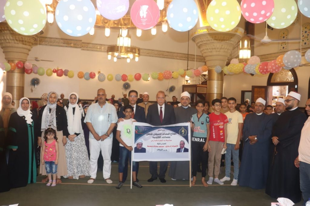 دشنَّ عبد الحميد الهجان محافظ القليوبية، إنطلاق البرنامج الصيفي التثقيفي للطفل لهذا العام والذي سيُقام لمدة ٣ أشهر خلال الإجازة الصيفية، تحت رعاية الدكتور محمد مختار جمعة وزير الأوقاف، وبمشاركة نُخبة مُتميزة من الأئمة والواعظات وخطباء المكافأة ومحفظي القرآن الكريم. وحضر التدشين أعضاء مجلسي النواب والشيوخ والدكتور ناصر الجيزاوي رئيس جامعة بنها، وفضيلة الشيخ صفوت أبو السعود وكيل وزارة الأوقاف بالقليوبية، ومحمد مرعي رئيس مركز ومدينة بنها والدكتور محمود الصبروط وكيل وزارة الشباب والرياضة والشيخ محمد أحمد دغيدي إمام وخطيب مسجد الشامخية، والواعظات المعتمدات بمديرية أوقاف القليوبية، وقد تم تكريم أفضل ٤ أئمة متميزين في نشاط الأطفال والواعظات الثلاثة (شهادة تقدير ومصحف). وخلال الإفتتاح أشار "محافظ القليوبية" إلى أن هذا البرنامج يأتي إسهاماً من وزارة الأوقاف والمحافظة في بناء الوعي الديني والوطني والقيمي لدى أبنائنا وبناتنا، والحرص على حق الطفل في الرعاية التامة والنشأة الكريمة وأن حق الطفل لا يقف عند حدود الغذاء الصحي أو الرياضة اللازمة لصحة البدن، إنما يشمل جوانب عديدة من أهمّها التربية على القيم والأخلاق والثقافة الرشيدة التي تتناسب مع مرحلته العمرية، مما يطور عقول الأطفال ويمنحهم الثقافة والوعي الرشيد بفكر وسطي مُستنير. هذا وتضمن الإفتتاح عدة فقرات من بينها فقرة القرآن كريم بالإضافة إلى نماذج من الأحاديث الشريفة ونموذج من الابتهالات الدينية قدمها عدد الأطفال المشاركين ، وذلك لتحفيز الأطفال من خلال مشاركتهم في المسابقات لحفظ القرآن الكريم والإبتهالات الدينية والأنشطة التربوية المختلفة. كما أكد الدكتور ناصر الجيزاوي رئيس جامعه بنها أن حق الطفل لا يقف عند حدود الغذاء الصحي أو الرياضة اللازمة لصحة البدن ، إنما يشمل جوانب عديدة ، من أهمّها التربية على القيم والأخلاق والثقافة الرشيدة التي تتناسب مع مرحلته العمرية، وتساهم في بناء الوعي الديني والوطني والقيمي مما يعزز بناء المجتمعات ، وإعداد كوادر بشرية منتجة ومساهمة في التنمية بمختلف المجالات . والجدير بالذكر أن البرنامج الصيفي التثقيفي للطفل يشتمل على برامج لتحفيظ ماتيسر من القرآن الكريم بما يتناسب مع الفئات العمرية للأطفال ووفق قدراتهم الإستيعابية خلال هذه المرحلة، بالإضافة إلى تعليم الوضوء والصلاة وبعض أحكامها البسيطة، مع تفسير معاني جزء عام من القرآن الكريم، مع ما يصدر من سلسلة "رؤية" التي تُصدرها وزارة الأوقاف للنشء وبعض الدروس من السيرة النبوية وإصدارات "مجلة الفردوس للأطفال"، وكذلك محاضرات تثقيفية خاصة فيما يتعلق بالقيم والآداب العامة مع الحرص على إكتشاف المواهب ‏في مجالات قراءة القرآن ‏الكريم، والإبتهال الديني، وطلاقة القراءة والثقافة العامة، وذلك دون أيّ مقابل مادي على الإطلاق ومجانا لجميع الأطفال . فيما أوضح فضيلة الشيخ صفوت أبو السعود وكيل وزارة الأوقاف بالقليوبية، إلى أنه نظراً للإقبال الشديد في العام الماضي من الأسرة المصرية على المشروع التثقيفي من خلال عدد ٩٥٠ مسجد على مستوى المحافظة، ونظراً للطلبات المتعددة من مواطني المحافظة لزيادة عدد مساجد المشروع التثقيفي فقد تقرر زيادة عدد المساجد ليصبح العدد الكلي عدد ١٢٠٠ مسجد على مستوى المحافظة ليشمل جميع قرى المحافظة، حيث بلغ عدد الأطفال المشتركين فعليا بالنشاط الصيفى ما يزيد على ٥٠٠٠٠ ( خمسون ألف طفل ) يشمل المراحل العمرية من خمس سنوات مروراً بالمرحلة الابتدائية و الإعدادية والصف الأول من المرحلة الثانوية ويشمل البرنامج التعليمي والتثقيفي تحفيظ القرآن الكريم والأحاديث النبوية وبعض أحكام الفقه كالطهارة والوضوء والصلاة، بالإضافة إلى دراسة الجوانب الأخلاقية والقيم والمبادئ السلوكية التي نادى بها ديننا وحث عليها نبينا الكريم صلى الله عليه وسلم، مضيفاً أنه على من يريد التقدم للبرنامج الصيفي أن يذهب مباشرة إلى إمام المسجد أو الإدارة التابع لها المسجد أو المديرية لإدراج أطفالهم فوراً للمشروع التثقيفي مجاناً، وذلك إعترافاً وإيماناً بأهمية إحتواء وتربية النشء والحفاظ عليهم من الإختطاف الفكري لأي جماعات أو إنتماءات مُعادية للدين والوطن وحفاظاً على الأسرة المصرية التي هي أحد أهم الدعائم للمجتمع المصري وكيانه وثقافته وحضارته عبر التاريخ .