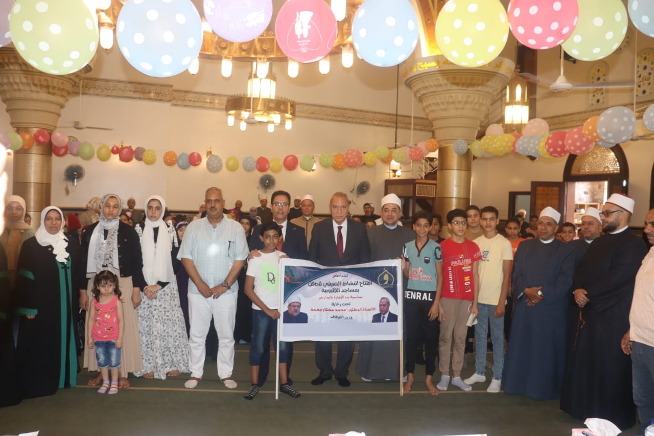 دشنَّ عبد الحميد الهجان محافظ القليوبية، إنطلاق البرنامج الصيفي التثقيفي للطفل لهذا العام والذي سيُقام لمدة ٣ أشهر خلال الإجازة الصيفية، تحت رعاية الدكتور محمد مختار جمعة وزير الأوقاف، وبمشاركة نُخبة مُتميزة من الأئمة والواعظات وخطباء المكافأة ومحفظي القرآن الكريم. وحضر التدشين أعضاء مجلسي النواب والشيوخ والدكتور ناصر الجيزاوي رئيس جامعة بنها، وفضيلة الشيخ صفوت أبو السعود وكيل وزارة الأوقاف بالقليوبية، ومحمد مرعي رئيس مركز ومدينة بنها والدكتور محمود الصبروط وكيل وزارة الشباب والرياضة والشيخ محمد أحمد دغيدي إمام وخطيب مسجد الشامخية، والواعظات المعتمدات بمديرية أوقاف القليوبية، وقد تم تكريم أفضل ٤ أئمة متميزين في نشاط الأطفال والواعظات الثلاثة (شهادة تقدير ومصحف). وخلال الإفتتاح أشار "محافظ القليوبية" إلى أن هذا البرنامج يأتي إسهاماً من وزارة الأوقاف والمحافظة في بناء الوعي الديني والوطني والقيمي لدى أبنائنا وبناتنا، والحرص على حق الطفل في الرعاية التامة والنشأة الكريمة وأن حق الطفل لا يقف عند حدود الغذاء الصحي أو الرياضة اللازمة لصحة البدن، إنما يشمل جوانب عديدة من أهمّها التربية على القيم والأخلاق والثقافة الرشيدة التي تتناسب مع مرحلته العمرية، مما يطور عقول الأطفال ويمنحهم الثقافة والوعي الرشيد بفكر وسطي مُستنير. هذا وتضمن الإفتتاح عدة فقرات من بينها فقرة القرآن كريم بالإضافة إلى نماذج من الأحاديث الشريفة ونموذج من الابتهالات الدينية قدمها عدد الأطفال المشاركين ، وذلك لتحفيز الأطفال من خلال مشاركتهم في المسابقات لحفظ القرآن الكريم والإبتهالات الدينية والأنشطة التربوية المختلفة. كما أكد الدكتور ناصر الجيزاوي رئيس جامعه بنها أن حق الطفل لا يقف عند حدود الغذاء الصحي أو الرياضة اللازمة لصحة البدن ، إنما يشمل جوانب عديدة ، من أهمّها التربية على القيم والأخلاق والثقافة الرشيدة التي تتناسب مع مرحلته العمرية، وتساهم في بناء الوعي الديني والوطني والقيمي مما يعزز بناء المجتمعات ، وإعداد كوادر بشرية منتجة ومساهمة في التنمية بمختلف المجالات . والجدير بالذكر أن البرنامج الصيفي التثقيفي للطفل يشتمل على برامج لتحفيظ ماتيسر من القرآن الكريم بما يتناسب مع الفئات العمرية للأطفال ووفق قدراتهم الإستيعابية خلال هذه المرحلة، بالإضافة إلى تعليم الوضوء والصلاة وبعض أحكامها البسيطة، مع تفسير معاني جزء عام من القرآن الكريم، مع ما يصدر من سلسلة "رؤية" التي تُصدرها وزارة الأوقاف للنشء وبعض الدروس من السيرة النبوية وإصدارات "مجلة الفردوس للأطفال"، وكذلك محاضرات تثقيفية خاصة فيما يتعلق بالقيم والآداب العامة مع الحرص على إكتشاف المواهب في مجالات قراءة القرآن الكريم، والإبتهال الديني، وطلاقة القراءة والثقافة العامة، وذلك دون أيّ مقابل مادي على الإطلاق ومجانا لجميع الأطفال . فيما أوضح فضيلة الشيخ صفوت أبو السعود وكيل وزارة الأوقاف بالقليوبية، إلى أنه نظراً للإقبال الشديد في العام الماضي من الأسرة المصرية على المشروع التثقيفي من خلال عدد ٩٥٠ مسجد على مستوى المحافظة، ونظراً للطلبات المتعددة من مواطني المحافظة لزيادة عدد مساجد المشروع التثقيفي فقد تقرر زيادة عدد المساجد ليصبح العدد الكلي عدد ١٢٠٠ مسجد على مستوى المحافظة ليشمل جميع قرى المحافظة، حيث بلغ عدد الأطفال المشتركين فعليا بالنشاط الصيفى ما يزيد على ٥٠٠٠٠ ( خمسون ألف طفل ) يشمل المراحل العمرية من خمس سنوات مروراً بالمرحلة الابتدائية و الإعدادية والصف الأول من المرحلة الثانوية ويشمل البرنامج التعليمي والتثقيفي تحفيظ القرآن الكريم والأحاديث النبوية وبعض أحكام الفقه كالطهارة والوضوء والصلاة، بالإضافة إلى دراسة الجوانب الأخلاقية والقيم والمبادئ السلوكية التي نادى بها ديننا وحث عليها نبينا الكريم صلى الله عليه وسلم، مضيفاً أنه على من يريد التقدم للبرنامج الصيفي أن يذهب مباشرة إلى إمام المسجد أو الإدارة التابع لها المسجد أو المديرية لإدراج أطفالهم فوراً للمشروع التثقيفي مجاناً، وذلك إعترافاً وإيماناً بأهمية إحتواء وتربية النشء والحفاظ عليهم من الإختطاف الفكري لأي جماعات أو إنتماءات مُعادية للدين والوطن وحفاظاً على الأسرة المصرية التي هي أحد أهم الدعائم للمجتمع المصري وكيانه وثقافته وحضارته عبر التاريخ .