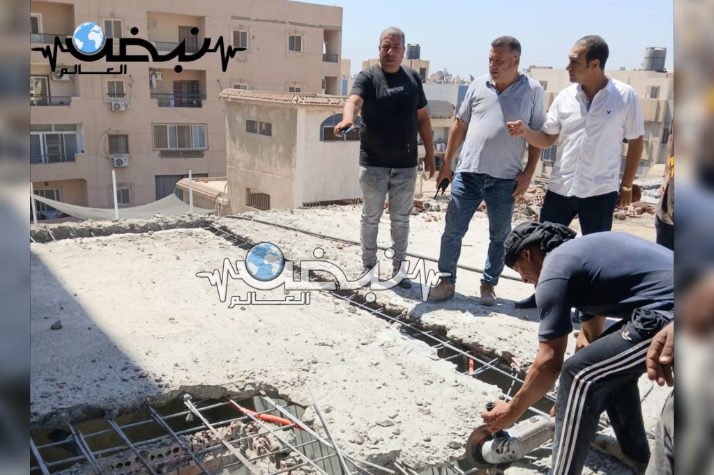 كتبت: الهام السيد   متابعة: وائل جمال نفذ اليوم، مجلس مدينة بنها، عملية إزالة الدور العاشر العلوي في منطقة بنها الجديدة، بجوار قسم ثانٍ، وذلك لمخالفة البناء، وبالتنسيق الكامل مع الجهات الأمنية المختصة. وجاء هذا استنادًا إلى توجيهات المحاسب محمد مرعي رئيس مجلس مدينة ومركز بنها، وبالتعاون مع مركز شرطة بنها، تمت عملية الإزالة بنجاح وبشكل يسهم في تصحيح البنية التحتية والحفاظ على سلامة المنطقة. جدير بالذكر، أنَّ الحملة تمت بإشراف مباشر من، ياسر إبراهيم نائب رئيس المدينة، ومحمد كامل المتابعة، وزياد عبد العزيز، فني الإدارة الهندسية. يأتي هذا الإجراء في إطار جهود السلطات المحلية للتصدي لأي مخالفات بناء قرارات الدولة وللحفاظ على تنظيم المنطقة وسلامتها.