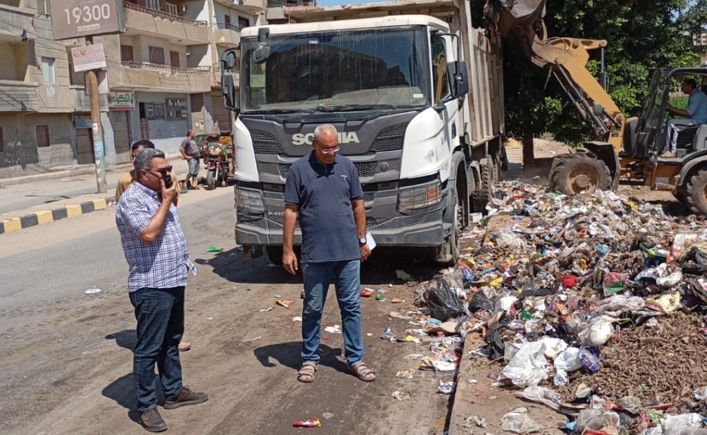 كتبت: الهام السيد   متابعة: وائل جمال  اطلق مجلس مدينة بنها اليوم حملة نظافة مكبرة بجهود استثنائية وتنظيم دقيق، حيث تم رفع 850 طناً من القمامة من شوارع ومناطق المدينة بمساعدة 50 معدة متنوعة، وذلك "بناءً على توجيهات اللواء عبد الحميد الهجان، محافظ القليوبية، وتعليمات المحاسب محمد مرعي، رئيس مجلس مدينة ومركز بنها". تركزت جهود الحملة على تحسين نظافة الشوارع ورفع المخلفات المتراكمة، بالإضافة إلى غسيل الأرصفة وري الأشجار والمسطحات الخضراء، وقد تم تكليف فرق عمل مدربة لرفع التراكمات القديمة وصيانة الأشجار، مما ساهم في تحسين المنظر العام للمدينة. وشملت الحملة حتى الآن مناطق بحري السريع، واتريب، وشارع الموقف، وشارع كلية تجارة، وما زال العمل مستمرًا، وذلك بقيادة المحاسب محمد مرعي رئيس مجلس المدينة، بالتعاون مع ياسر إبراهيم نائب رئيس مجلس المدينة وخالد أبو العينين مسؤول النظافة، وغالية السيد رئيس الوحدة المحلية ببطا. وأوضح رئيس مجلس مدينة بنها ان هذه الحملة تأتي كجزء من جهود المجلس لتعزيز النظافة والجمالية البصرية في مدينة بنها، وتأتي تلك الجهود مرفوقة بالمتابعة المستمرة والتفاني من طاقم العمل الذي بذل الجهود في سبيل تحقيق هذا الهدف. وأكد ان هذه الحملة تعكس مدى التزام مجلس مدينة بنها بالمسؤولية الاجتماعية بتوفير بيئة نظيفة وصحية لسكان المدينة، مشيرا إلى الأثر الإيجابي الذي يمكن أن تحققه الجهود المشتركة لتحسين البيئة المحلية