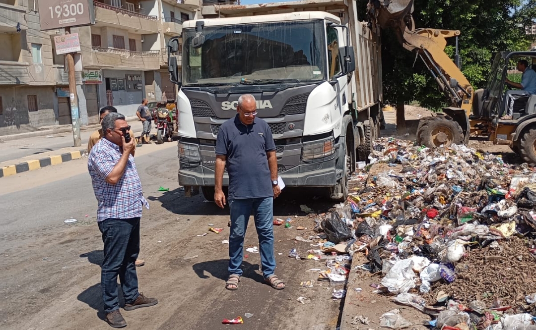 كتبت: الهام السيد   متابعة: وائل جمال  اطلق مجلس مدينة بنها اليوم حملة نظافة مكبرة بجهود استثنائية وتنظيم دقيق، حيث تم رفع 850 طناً من القمامة من شوارع ومناطق المدينة بمساعدة 50 معدة متنوعة، وذلك "بناءً على توجيهات اللواء عبد الحميد الهجان، محافظ القليوبية، وتعليمات المحاسب محمد مرعي، رئيس مجلس مدينة ومركز بنها". تركزت جهود الحملة على تحسين نظافة الشوارع ورفع المخلفات المتراكمة، بالإضافة إلى غسيل الأرصفة وري الأشجار والمسطحات الخضراء، وقد تم تكليف فرق عمل مدربة لرفع التراكمات القديمة وصيانة الأشجار، مما ساهم في تحسين المنظر العام للمدينة. وشملت الحملة حتى الآن مناطق بحري السريع، واتريب، وشارع الموقف، وشارع كلية تجارة، وما زال العمل مستمرًا، وذلك بقيادة المحاسب محمد مرعي رئيس مجلس المدينة، بالتعاون مع ياسر إبراهيم نائب رئيس مجلس المدينة وخالد أبو العينين مسؤول النظافة، وغالية السيد رئيس الوحدة المحلية ببطا. وأوضح رئيس مجلس مدينة بنها ان هذه الحملة تأتي كجزء من جهود المجلس لتعزيز النظافة والجمالية البصرية في مدينة بنها، وتأتي تلك الجهود مرفوقة بالمتابعة المستمرة والتفاني من طاقم العمل الذي بذل الجهود في سبيل تحقيق هذا الهدف. وأكد ان هذه الحملة تعكس مدى التزام مجلس مدينة بنها بالمسؤولية الاجتماعية بتوفير بيئة نظيفة وصحية لسكان المدينة، مشيرا إلى الأثر الإيجابي الذي يمكن أن تحققه الجهود المشتركة لتحسين البيئة المحلية