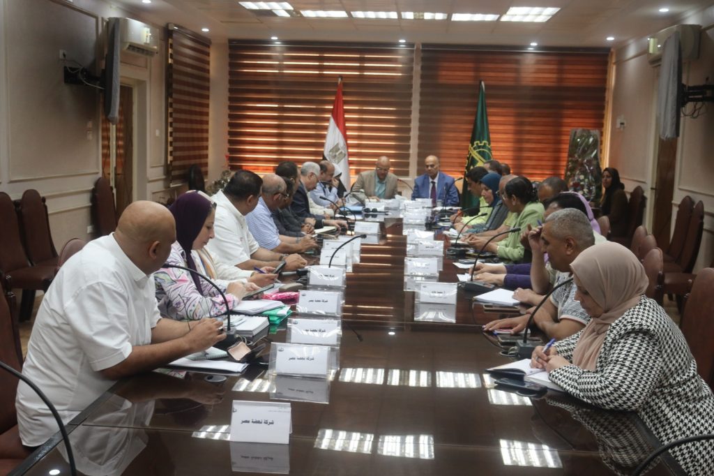 خلال أول إجتماع بشركة نهضة مصر ... محافظ القليوبية يُشدد على ضرورة الارتقاء بمنظومة النظافة بمدن شبرا الخيمة ***************************************** عقد المهندس أيمن عطية محافظ القليوبية أول اجتماع له بمسؤولي شركة نهضة مصر، الشركة المسؤولة عن ملف النظافة بمدن شبرا الخيمة والخصوص. وذلك في إطار حرصه على الارتقاء بمستوى الخدمات المقدمة للمواطنين وتحقيق بيئة صحية آمنة لهم . وخلال الاجتماع، أكد المحافظ على ضرورة إعطاء ملف النظافة أهمية قصوى، مشدداً على ضرورة تكثيف الجهود لضمان نظافة شوارع مدن شبرا الخيمة والخصوص بشكل دائم . ووجه تعليمات صارمة بمنع أي تراكمات للقمامة في الشوارع، مع ضرورة رفع القمامة بشكل دوري وفوري . وأثنى المحافظ على جهود شركة نهضة مصر في الفترة الماضية، مؤكداً على ضرورة استمرار التعاون المثمر بين المحافظة والشركة لتحقيق أفضل النتائج في مجال النظافة. كما وجه عطية بتوفير كافة الإمكانيات اللازمة للشركة لتمكينها من أداء مهامها على أكمل وجه. وناقش الاجتماع خطة عمل شاملة للارتقاء بمنظومة النظافة في مدن شبرا الخيمة والخصوص . وتضمنت الخطة عدداً من المحاور الرئيسية، منها زيادة عدد سيارات القمامة ونطاق عملها وتفعيل دور عمال النظافة وتدريبهم بشكل دوري ونشر الوعي بين المواطنين بأهمية الحفاظ على نظافة البيئة وفرض عقوبات صارمة على المقصرين بمنظومة النظافة . وأكد المحافظ على التزام المحافظة القوي بتحسين البيئة العامة في جميع مدن المحافظة، وأن ملف النظافة سيظل على رأس أولويات عملها خلال الفترة القادمة. كما دعا جميع المواطنين إلى التعاون مع المحافظة والشراكة للحفاظ على نظافة شوارعهم وبيئتهم. كما أكد عطية أنه سيقوم بشن جولات مفاجئة على الشوارع لمتابعة سير أعمال النظافة بشكل مباشر مشيراً أن هذه الجولات المفاجئة تأتي في إطار حرصه على ضمان تطبيق الخطة الموضوعة للارتقاء بمنظومة النظافة في المحافظة، والتأكد من التزام شركة نهضة مصر بجميع بنود الاتفاق المبرم بينها وبين المحافظة. وأشار أيضا إلى أنه لن يتردد في اتخاذ الإجراءات اللازمة ضد أي مخالفات يتم رصدها خلال هذه الجولات، مؤكدًا على أنه لن يقبل أي تقصير في هذا الملف الذي يمس صحة المواطنين وسلامتهم . ويعد هذا الاجتماع خطوة هامة في إطار جهود محافظة القليوبية لتحسين مستوى الخدمات المقدمة للمواطنين وتحقيق بيئة صحية آمنة لهم. ونأمل أن تُثمر هذه الجهود عن نتائج إيجابية على أرض الواقع تُساهم في ارتقاء مستوى حياة المواطنين في مدن شبرا الخيمة والخصوص . وحضر الاجتماع كل من الأستاذ حسام إمام رئيس شركة نهضة مصر والدكتورة إيمان ريان نائب المحافظ واللواء إيهاب حسن سراج الدين السكرتير العام واللواء أحمد شريف لطفي نائب رئيس شركة نهضة مصر واللواء عبد الله عاشور السكرتير العام المساعد والمستشار صلاح سالم المستشار القانوني والأستاذة فاطمة الزهراء مدير الشئون المالية والدكتور محمد فوزي مدير المكتب الفني والدكتور محمد علام مدير الشئون القانونية والدكتور محمد عبد الله مدير إدارة المخلفات الصلبة عدد من ممثلي شركة نهضة مصر من بينهم المهندس محمد عبد اللطيف، العضو المنتدب للشئون الفنية ، والمهندسة رندا فضه، رئيس قطاع تكنولوجيا المعلومات والأستاذ إبراهيم كمال ، رئيس قطاعات النظافة الحضرية والأستاذة إيمان محمد، مدير إدارة تكنولوجيا المعلومات والأستاذ عمرو بشير، مدير إدارة تنميه الأعمال والمشرف العام على العلاقات العامة .