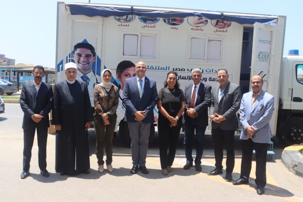 تفقد المهندس ايمن عطيه محافظ القليوبيه يرافقه، امام فوزي مدير التضامن الإجتماعى العيادة المتنقلة التي خصصتها مؤسسة راعي مصر الخيرية، بالتنسيق مع مديرية التضامن الإجتماعي بالقليوبية ومديرية الصحة، لتقديم الكشف والعلاج على المواطنين الاكثر احتياجا وفي الأماكن التي تبعد عن المستشفيات وذلك في إطار تقديم الخدمات الصحية للمواطنين وتخفيف العبء عن كاهلهم. وتفقد عطية، العيادة المتنقلة، واستمع إلى شرح مفصل عن آلية عمل القافلة، مكلفا وكيل وزارة التضامن الاجتماعي بضرورة التنسيق الكامل مع مديرية الصحة لإعداد جدول زمني لانتظام سير عمل القافلة علي أن تجوب مراكز والقرى النائية، موجهاً بتقديم كافة أوجه الدعم والرعاية لتلك القوافل والتى من شأنها تخفيف العبء عن كاهل تلك الأسر وضمان حياة كريمة لهم. واوضح المحافظ أن القوافل تشمل كافة التخصصات الطبية منها " الباطنة، أطفال، عظام، رمد، نساء وتوليد، أنف وأذن وحنجرة وغيرها "محافظ القليوبية يتفقد العيادة المتنقلة التي توفرها مؤسسة راعي مصر لتقديم الكشف والعلاج للمواطنين بأسعار رمزية وذلك بأجور رمزية وتسليم العلاج المناسب بالمجان، ويتم الفحص والكشف على المواطنين من خلال فريق طبى متخصص لتقديم خدمة طبية متميزة للأهالي.