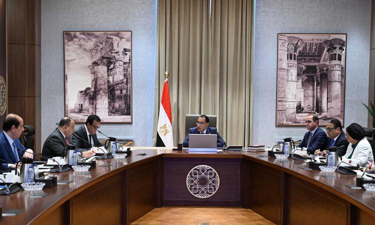 أكد رئيس مجلس الوزراء الدكتور مصطفى مدبولي, متابعة الموقف التنفيذي وكذا المالي للخدمات التي تقدمها الهيئة العامة للرعاية الصحية, لافتا إلى أهمية المبادرات الصحية المتنوعة والخدمات الفعالة التي توفرها وخاصة للفئات الأولى بالرعاية. جاء ذلك خلال الاجتماع الذي عقده الدكتور مصطفى مدبولي ، اليوم الثلاثاء; لمتابعة موقف الخدمات الصحية التي تقدم من خلال الهيئة العامة للرعاية الصحية. وتم استعراض الموقف التنفيذي والمالي لخدمات: مبادرات الصحة العامة, وتنظيم الأسرة، والتطعيمات, التي تقدم من قبل الهيئة العامة للرعاية الصحية منذ عام 2019 بمحافظات المرحلة الأولى التي تم تطبيق بها. وتمت الإشارة في هذا الشأن، إلى خدمات الصحة العامة بعدد من المبادرات الرئاسية, مثل: دعم صحة المرأة, اكتشاف وعلاج ضعف وفقدان السمع, العناية بصحة الأم والجنين، فحص وعلاج الأمراض المزمنة والكشف المبكر للاعتلال الكلوي ، والكشف المبكر وعلاج الأورام السرطانية، وعدد المستفيدين بها وموقفها المالي. وبالإضافة إلى ذلك، تم استعراض خدمات تنظيم الأسرة العادية والتداخلية، وصحة الطفل والتطعيمات،التي يتم تقديمها وكذا مؤشرات أداء تنظيم الأسرة في محافظة بورسعيد ما بين عامي 2020 و2023 على سبيل المثال. وتم التأكيد على أهمية زيادة عدد مقدمي خدمة تنظيم الأسرة المدربين جيدا في جميع الوحدات الصحية لتقديم الخدمة على النحو الأمثل. كما تمت الإشارة إلى خدمات الحملات التطعيمية التي توفرها الهيئة العامة للرعاية الصحية, وأن تلك الحملات تشهد تحسنا ملحوظا نتيجة تحرك الفرق المختصة خارج الوحدات الصحية والمستشفيات والتنسيق المستمر في هذا الشأن، والحملات التطعيمية المشار إليها تشمل; فحص طلاب المدارس للكشف عن بعض الأمراض والإبلاغ عن الحالات المصابة واتخاذ الإجراءات الوقائية اللازمة, فضلا عن الكشف عن الأمراض المعدية التي تلزم العزل بإحدى المنشآت الصحية التابعة للهيئة العامة للرعاية الصحية. جاء ذلك بحضور: الدكتور خالد عبد الغفار، نائب رئيس الوزراء للتنمية البشرية، وزير الصحة والسكان، و أحمد كجوك، وزير المالية، والدكتور محمد معيط، رئيس هيئة التأمين الصحي الشامل، والدكتورة عبلة الألفي نائب وزير الصحة والسكان، والدكتور عمرو قنديل، نائب وزير الصحة والسكان، والدكتور هاني راشد، نائب رئيس هيئة الرعاية الصحية، والدكتورة مي فريد، المدير التنفيذي لهيئة التأمين الصحي الشامل، ومسؤولي الوزارات والجهات المعنية.