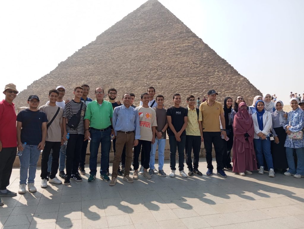 نظمت وزارة السياحة والآثار، ممثلة في الهيئة المصرية العامة للتنشيط السياحي رحلة سياحية توعوية لأوائل طلبة الثانوية العامة للعام الدراسي 2023/ 2024 بالمرحلة العامة والدمج والمكفوفين وذوي الهمم من مختلف المحافظات، بالتنسيق مع مؤسسة دار التحرير للطبع والنشر (الجمهورية)، لزيارة عدد من الأماكن السياحية والأثرية بالقاهرة الكبرى. يأتي ذلك بهدف تعزيز دور الهيئة المصرية العامة للتنشيط السياحي في تنشيط السياحة الداخلية ورفع الوعي السياحي والأثري لدى كافة فئات المجتمع باختلاف مراحلهم العمرية والتعليمية ولاسيما الطلاب والشباب وإثراء معارفهم بأهمية السياحة وبالحضارة المصرية العريقة وبتاريخ وتراث بلدهم، وتقديراً لما بذلوه من جهد طوال العام الدراسي حتى التفوق. وقد استهل الطلاب البرنامج السياحي بالقيام بجولة بمنطقة أهرامات الجيزة حيث زاروا الهرم الأكبر من الخارج والذي يعد العجيبة الوحيدة الباقية من عجائب الدنيا السبع للعالم القديم ومنطقتي البانوراما وأبو الهول كما استمعوا لشرح مفصل عن تاريخ هذه المنطقة الأثرية الفريدة وما تضمه من كنور أثرية من مقابر للعمال بناة الأهرامات وطريقة بناء الأهرامات ونحت تمثال أبو الهول. كما قاموا بزيارة للمتحف القومي للحضارة المصرية بالفسطاط تعرفوا خلالها على مقتنياته الأثرية التي تحكي تاريخ الحضارة المصرية العريقة على مر العصور بالإضافة إلى المومياوات الملكية وزيارة بحيرة عين الحياة، واختتم الطلاب برنامجهم السياحي بالقيام بجولة بمنطقة خان الخليلي. وفي سياق متصل، نظمت الهيئة عدداً من الندوات والرحلات السياحية التوعوية للمواطنين باختلاف مراحلهم العمرية بمحافظات القاهرة والجيزة والأقصر ومطروح وبورسعيد وذلك بهدف نشر الوعي السياحي والأثري لديهم. ومن جانبها، أشارت مها جلال عيد مدير عام الإدارة العامة للمكاتب الداخلية بالهيئة إلى قيام المكاتب الداخلية للهيئة بتنظيم عدد من الندوات السياحية التوعية حيث نظم مكتب رمسيس عدد من الندوات منها ندوة بالتعاون مع قطاع التواصل الثقافي بقصر الأميرة خديجة بحلوان لعدد 42 من رواد القصر تحت عنوان "الأهرامات بين الماضي والحاضر"، وندوة بكنيسة السيدة العذراء مريم بشبرا لأبناء التربية الكنسية ضمت 40 طالب من مدارس الأحد وطلاب الجامعات وحديثي التخرج، بالإضافة إلى ندوة لعدد 30 من أبطال وناشئين السباحة بنادي السكة الحديد تتراوح أعمارهم ما بين 15 إلى 20 عاماً. وقد تناولت هذه الندوات الحديث عن منطقة أهرامات الجيزة وما تحويه من عجائب وأسرار وكنوز أثرية، وإلقاء الضوء على مسار رحلة العائلة المقدسة في مصر، والتعريف بمفهوم السياحة وأهميتها بالنسبة للمجتمعات كأحد مصادر الدخل القومي للبلاد، والأنماط والمنتجات السياحية المختلفة بالمقصد السياحي المصري.  كما نظم مكتبي الأقصر ومطروح عدة ندوات سياحية توعية للطلاب بمختلف المراحل التعليمية بمحافظتي الأقصر ومطروح لتعريفهم بالآثار التي تذخر بها بلدهم ولاسيما محافظتي الأقصر ومطروح وكيفية التعامل مع السائحين بطريقة صحيحة. أما مكتب بورسعيد فنظم رحلة سياحية توعوية لأبناء المحافظة بالتعاون مع مركز النيل للإعلام ومكتبة الطفل لزيارة عدد من المعالم السياحية بالمحافظة، تم خلالها زيارة جبال الملح وكنيسة سانت أوجيني وميدان الشهداء كما تم توزيع المواد الدعائية عن محافظة بورسعيد وما تتمتع به من أماكن سياحية وأثرية على المشاركين في الرحلة.