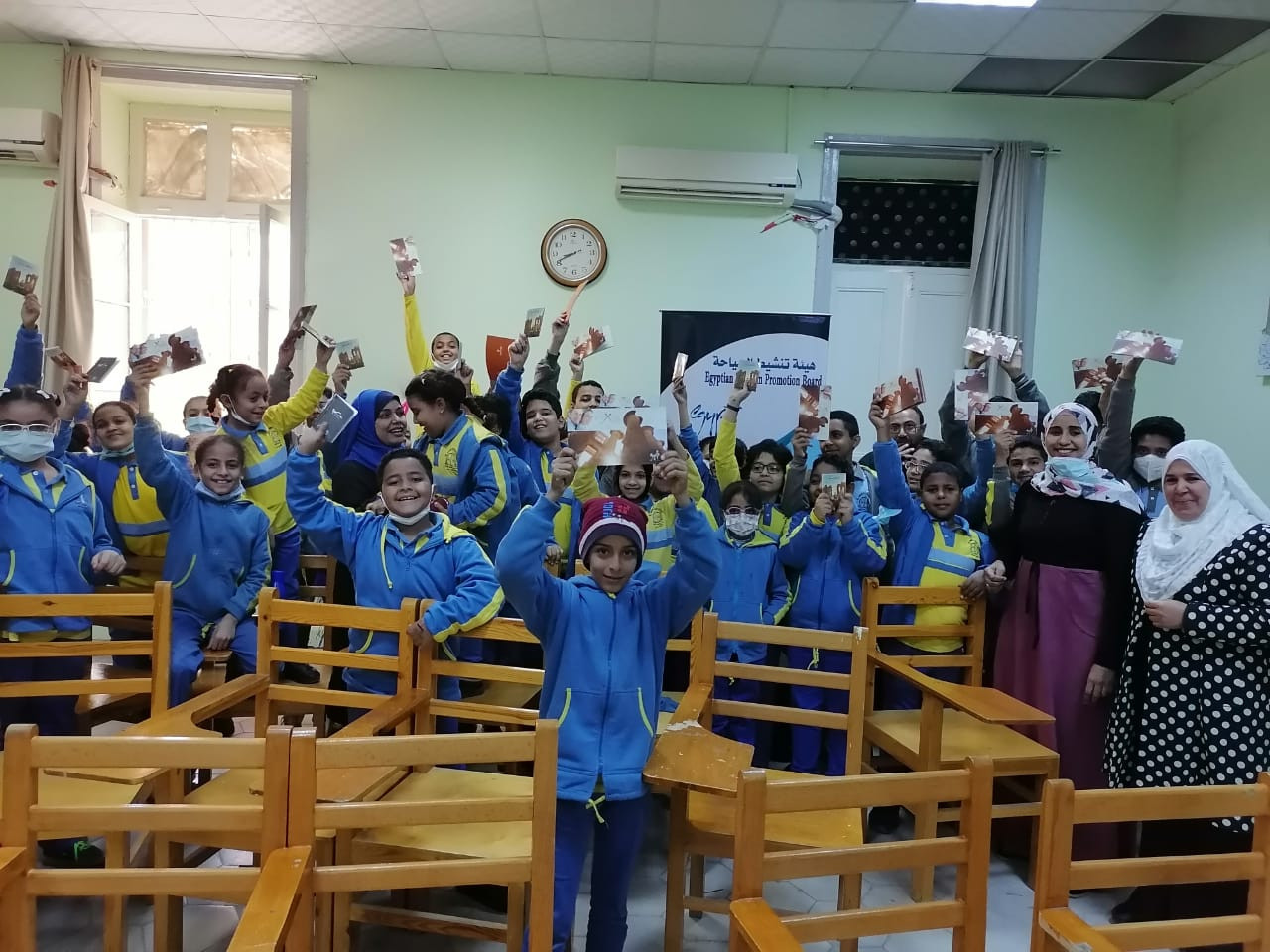 نظمت وزارة السياحة والآثار، ممثلة في الهيئة المصرية العامة للتنشيط السياحي رحلة سياحية توعوية لأوائل طلبة الثانوية العامة للعام الدراسي 2023/ 2024 بالمرحلة العامة والدمج والمكفوفين وذوي الهمم من مختلف المحافظات، بالتنسيق مع مؤسسة دار التحرير للطبع والنشر (الجمهورية)، لزيارة عدد من الأماكن السياحية والأثرية بالقاهرة الكبرى. يأتي ذلك بهدف تعزيز دور الهيئة المصرية العامة للتنشيط السياحي في تنشيط السياحة الداخلية ورفع الوعي السياحي والأثري لدى كافة فئات المجتمع باختلاف مراحلهم العمرية والتعليمية ولاسيما الطلاب والشباب وإثراء معارفهم بأهمية السياحة وبالحضارة المصرية العريقة وبتاريخ وتراث بلدهم، وتقديراً لما بذلوه من جهد طوال العام الدراسي حتى التفوق. وقد استهل الطلاب البرنامج السياحي بالقيام بجولة بمنطقة أهرامات الجيزة حيث زاروا الهرم الأكبر من الخارج والذي يعد العجيبة الوحيدة الباقية من عجائب الدنيا السبع للعالم القديم ومنطقتي البانوراما وأبو الهول كما استمعوا لشرح مفصل عن تاريخ هذه المنطقة الأثرية الفريدة وما تضمه من كنور أثرية من مقابر للعمال بناة الأهرامات وطريقة بناء الأهرامات ونحت تمثال أبو الهول. كما قاموا بزيارة للمتحف القومي للحضارة المصرية بالفسطاط تعرفوا خلالها على مقتنياته الأثرية التي تحكي تاريخ الحضارة المصرية العريقة على مر العصور بالإضافة إلى المومياوات الملكية وزيارة بحيرة عين الحياة، واختتم الطلاب برنامجهم السياحي بالقيام بجولة بمنطقة خان الخليلي. وفي سياق متصل، نظمت الهيئة عدداً من الندوات والرحلات السياحية التوعوية للمواطنين باختلاف مراحلهم العمرية بمحافظات القاهرة والجيزة والأقصر ومطروح وبورسعيد وذلك بهدف نشر الوعي السياحي والأثري لديهم. ومن جانبها، أشارت مها جلال عيد مدير عام الإدارة العامة للمكاتب الداخلية بالهيئة إلى قيام المكاتب الداخلية للهيئة بتنظيم عدد من الندوات السياحية التوعية حيث نظم مكتب رمسيس عدد من الندوات منها ندوة بالتعاون مع قطاع التواصل الثقافي بقصر الأميرة خديجة بحلوان لعدد 42 من رواد القصر تحت عنوان "الأهرامات بين الماضي والحاضر"، وندوة بكنيسة السيدة العذراء مريم بشبرا لأبناء التربية الكنسية ضمت 40 طالب من مدارس الأحد وطلاب الجامعات وحديثي التخرج، بالإضافة إلى ندوة لعدد 30 من أبطال وناشئين السباحة بنادي السكة الحديد تتراوح أعمارهم ما بين 15 إلى 20 عاماً. وقد تناولت هذه الندوات الحديث عن منطقة أهرامات الجيزة وما تحويه من عجائب وأسرار وكنوز أثرية، وإلقاء الضوء على مسار رحلة العائلة المقدسة في مصر، والتعريف بمفهوم السياحة وأهميتها بالنسبة للمجتمعات كأحد مصادر الدخل القومي للبلاد، والأنماط والمنتجات السياحية المختلفة بالمقصد السياحي المصري.  كما نظم مكتبي الأقصر ومطروح عدة ندوات سياحية توعية للطلاب بمختلف المراحل التعليمية بمحافظتي الأقصر ومطروح لتعريفهم بالآثار التي تذخر بها بلدهم ولاسيما محافظتي الأقصر ومطروح وكيفية التعامل مع السائحين بطريقة صحيحة. أما مكتب بورسعيد فنظم رحلة سياحية توعوية لأبناء المحافظة بالتعاون مع مركز النيل للإعلام ومكتبة الطفل لزيارة عدد من المعالم السياحية بالمحافظة، تم خلالها زيارة جبال الملح وكنيسة سانت أوجيني وميدان الشهداء كما تم توزيع المواد الدعائية عن محافظة بورسعيد وما تتمتع به من أماكن سياحية وأثرية على المشاركين في الرحلة.