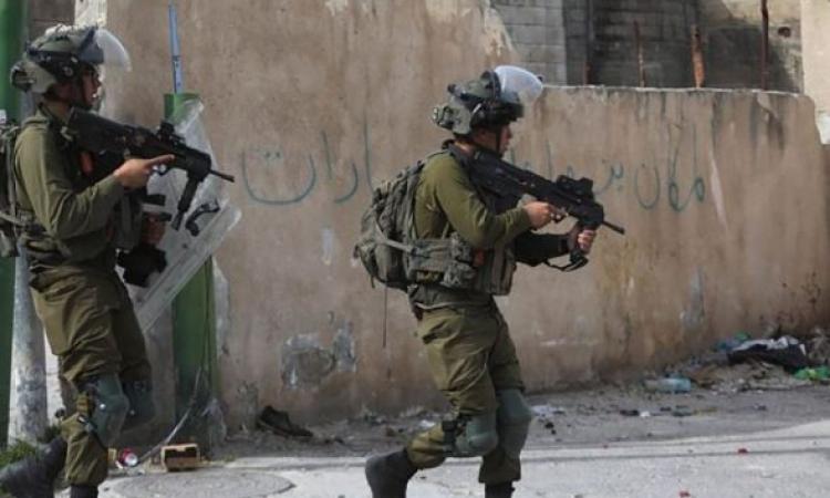 أصيب عدد من الفلسطينيين بجروح مختلفة، اليوم الثلاثاء، إثر اقتحام قوات الاحتلال الإسرائيلي مدينة طولكرم. وذكرت وكالة الأنباء الفلسطينية (وفا) أن عددا من المواطنين أصيبوا برصاص قوات الاحتلال التي أطلقت الأعيرة النارية وقنابل الصوت والغاز السام تجاههم خلال اقتحامها لمخيم طولكرم. وأعلنت جمعية الهلال الأحمر الفلسطيني وقوع عدة إصابات برصاص الاحتلال، ومنها إصابة في الركبة في مخيم طولكرم. وأفادت مصادر محلية بأن قوات الاحتلال اقتحمت طولكرم بعدد من الآليات العسكرية، وداهمت عدة أحياء، وحاصرت مستشفى الشهيد ثابت ثابت الحكومي، ومداخل مخيم طولكرم. كما دفعت قوات الاحتلال بمزيد من آلياتها العسكرية من المحور الغربي إلى وسط المدينة، وطالبت عبر مكبرات الصوت أصحاب المحلات التجارية بإغلاقها ومغادرة الأسواق، ما تسببت في حدوث أزمات مرورية شديدة في منطقة دوار ثابت ثابت، وشارع نابلس، ومحيط مستشفى الشهيد ثابت ثابت الحكومي. وطوقت قوات الاحتلال مخيم طولكرم، ونشرت آلياتها عند مداخله كافة، وقناصتها على البنايات العالية الكاشفة للمخيم، وسط تحليق مكثف لطائرات الاستطلاع في سماء المنطقة، بالإضافة إلى اقتحام جرافات الاحتلال مخيم طولكرم وشرعت بتجريف البنية التحتية عند مدخله الشمالي الرئيسي، وأغلقت مداخل حارة الغانم بالسواتر الترابية. وفي طوباس، اعتقلت قوات الاحتلال الإسرائيلي، اليوم، مواطنا من بلدة طمون. وأفاد مدير نادي الأسير في طوباس، كمال بني عودة بأن قوات الاحتلال اعتقلت المواطن رأفت محمود صالح بني عودة (40 عاما)، خلال مروره على حاجز بوابة عاطوف شرق طوباس، مشيرا إلى أن المعتقل أسير سابق ويعاني أمراضا ورثها من السجن جراء تعرضه للضرب من السجانين.