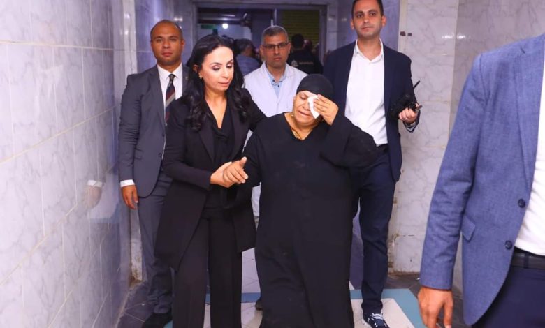 Photo of وزيرة التضامن تعزي والدة ضحايا قطار الزقازيق وترافقها لإنهاء إجراءات تصاريح دفن الضحايا