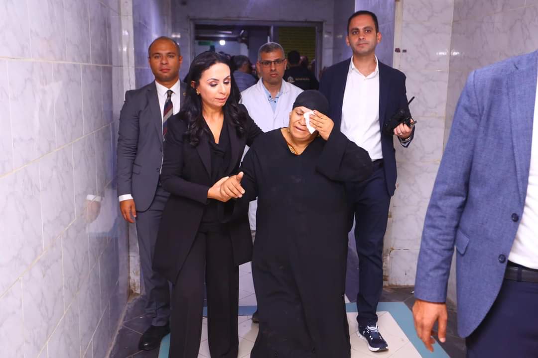 وزيرة التضامن تعزي والدة ضحايا قطار الزقازيق وترافقها لإنهاء إجراءات تصاريح دفن الضحايا التقت الدكتورة مايا مرسي وزيرة التضامن الاجتماعي والدة ضحايا قطار حادث تصادم قطاري مدينة الزقازيق، وذلك خلال زيارتها المصابين الذين تم نقلهم لمستشفى الأحرار بمحافظة الشرقية. وحرصت الدكتورة مايا مرسي على تقديم واجب العزاء للسيدة التي فقدت ابنتيها وحفيدتها، حيث كانت السيدة في حالة يرثي لها، فحرصت وزيرة التضامن الاجتماعي على تقديم التعازي لها واصطحابها لإنهاء إجراءات تصاريح دفن الضحايا. كما وجّهت وزيرة التضامن الاجتماعي بتقديم كافة أوجه الدعم النفسي والاجتماعي لوالدة الضحايا، فضلا عن مطالبة مدير مديرية التضامن الاجتماعي بالتواجد مع السيدة لحين انتهاء كافة الإجراءات وسرعة صرف التعويضات اللازمة.