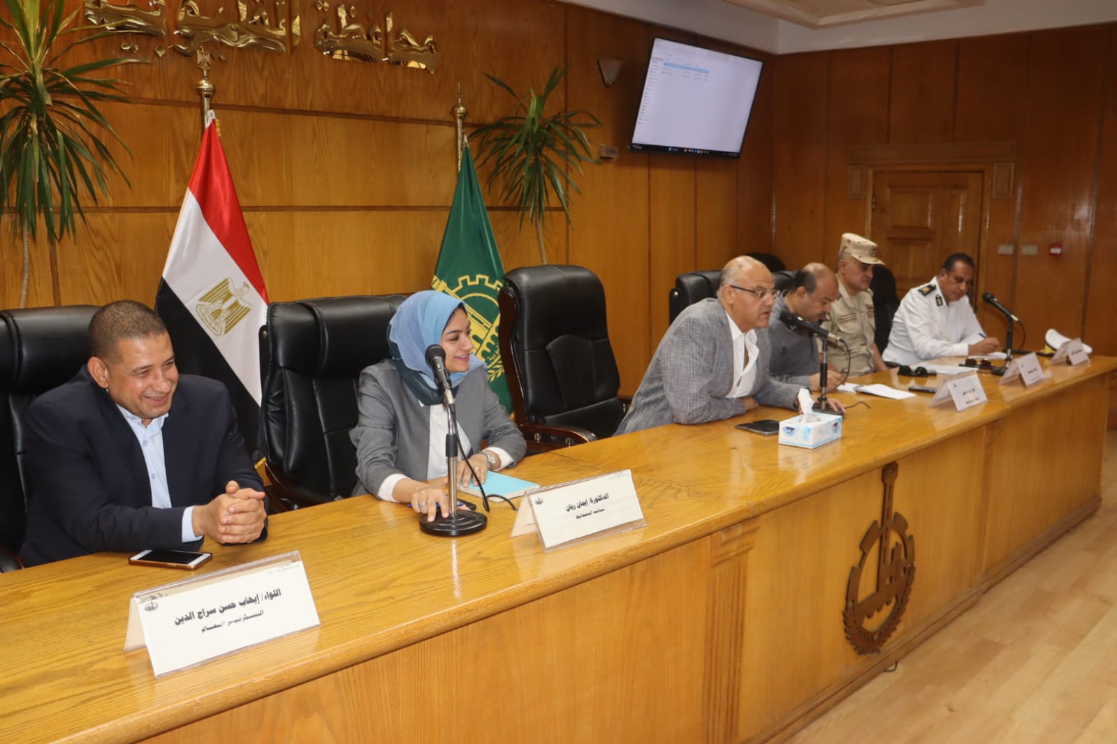 محافظ القليوبية يناقش استعدادات التدريب العملي لمجابهة الأزمات ***** عقد المهندس أيمن عطية محافظ القليوبية اجتماعا تنسيقيا موسعا لمناقشة الاستعدادات والجاهزية الكاملة لبدء تنفيذ مشروع التدريب العملي المشترك لمجابهة الأزمات والكوارث "صقر 114" والمقرر تنفيذه 15 سبتمبر الحالي، بالتنسيق بين الأجهزة التنفيذية والأمنية للمحافظة وقوات الدفاع الشعبي والعسكري بوزارة الدفاع. جاء ذلك بحضور الدكتورة إيمان ريان نائب المحافظ واللواء ايهاب سراج الدين السكرتير العام والعقيد أ.ح محمد طلبه المستشار العسكري واللواء عبد الله عاشور السكرتير العام المساعد ، ورؤساء الوحدات المحلية للمراكز والمدن والأحياء، ومديري المديريات الخدمية،وشركة مياه الشرب والصرف الصحي، وممثلي الاوقاف والكنيسة، غاز مصر، والإسعاف، مدير إدارة الأزمات بالديوان العام. وأشار محافظ القليوبية إلى أن التدريب العملي المشترك "صقر 114" يهدف إلى صقل مهارات مسئولي الأجهزة التنفيذية في رفع حالات الاستعداد القصوى وتنفيذ إجراءات تأمين الأهداف الحيوية وتقدير المواقف واتخاذ الإجراءات العاجلة والقرارات المناسبة لمجابهة المخاطر والأزمات المحتملة ، مشدداً على أهمية الاستعداد الجيد والتنسيق الكامل بين كافة الجهات وتقديم كافة التسهيلات والدعم اللازم لتحقيق الهدف من المشروع لضمان التعامل الفعال مع الأزمات الطارئة. وخلال الاجتماع، تم استعراض تقارير الجهات المشاركة في التدريب والإمكانيات المتاحة للوحدات المحلية ومديريات الخدمات بمختلف مراكز ومدن المحافظة، وقدرة الأفراد على تنفيذ المهام في الوقت المناسب وبالكفاءة المطلوبة وتوحيد الجهود للتعامل المناسب والأسرع مع الأزمات والكوارث. وأكد المحافظ، أهمية التدريب العملى المشترك لإدارة الأزمات والكوارث، لما يتيح هذا التدريب من فرصة للتقييم الدقيق للموقف الحقيقى ومدى كفاءة الأجهزة فى التعامل مع الطوارئ، بالإضافة إلى زيادة الخبرات والقدرات والمهارات لدى الأجهزة التنفيذية للتعامل الناجح مع المواقف الطارئة. وقد أكد محافظ القليوبية علي أن الدولة المصرية تسير بخطي ثابتة نحو طريق البناء والتنمية والتطور وذلك بالتعاون الكامل بين كافة أجهزة ومؤسسات الدولة لإنجاح خطتها نحو إنشاء الجمهورية الجديدة في ظل قيادة الرئيس عبد الفتاح السيسي رئيس الجمهورية، مؤكداً علي تقديم الدعم الكامل لإنجاح تنفيذ المشروع لتحقيق الاستفادة المرجوة بما يخدم أهداف التكامل الإداري والتنفيذي والأمني بين كافة المحافظات.