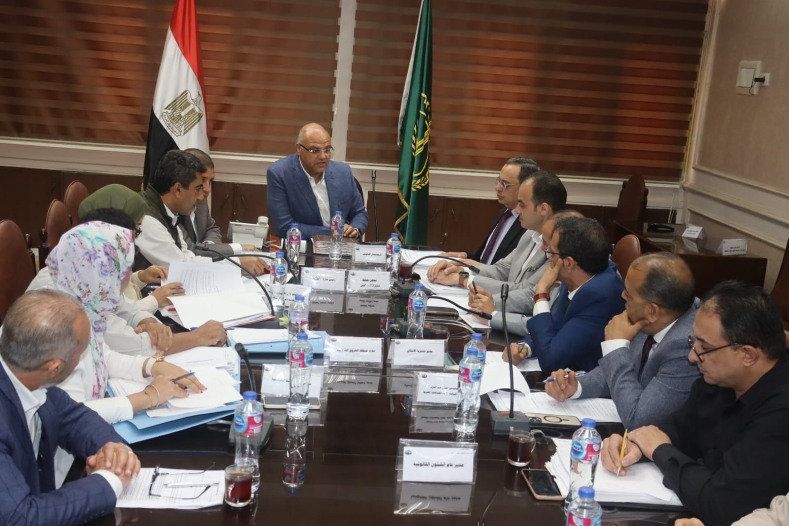 قال المهندس أيمن عطية محافظ القليوبية إن المحافظة تولي اهتمامًا كبيرًا بقطاع الإستثمار، وتسعى لتهيئة الأجواء المناسبة أمام المستثمرين لإقامة مشروعات حقيقية تساهم في خلق فرص عمل للشباب ليحيوا حياة كريمة. جاء ذلك خلال ترأسه لاجتماع مجلس إدارة المناطق الصناعية؛ لبحث ومناقشة الطلبات المقدمة من المستثمرين والتعرف على المشكلات التي تواجههم وإيجاد حلول عاجلة لها بما يضمن استمرار دوران عجلة الإنتاج وجذب المزيد من الاستثمارات لتقليل الاستيراد وتحقيق الاكتفاء الذاتي. وبدأ الاجتماع بمناقشة عدد من الطلبات المقدمة من مستثمري منطقتى الشروق والصفا والتخفيف عليهم وذلك من بينها تقسيط مبالغ مستحقه والغاء غرامات تم توقيعها علي بعض الكيانات وكذا طلبات بخصوص التنازل عن القطع المخصصة لهم للغير وتغيير النشاط مع الالتزام بسداد الرسوم المقررة، واقترح المحافظ اعادة دراسة مخطط منطقة الشروق لتوفير مساحة للصناعة مع منطقة الخدمات لها لزيادة حجم الصناعة في المنطقة على ان يتم اعادة الدراسة وتعديل المخطط التفصيلي واتخاذ الاجراءات اللازمة لذلك بعد الدراسة وياتي ذلك فى اطار الطلبات المتزايدة من المستثمرين للحصول على اراضي صناعية بالمنطقة. وطالب محافظ القليوبية مجلس الإدارة بضرورة التسهيل بقدر المستطاع على المستثمرين والعمل بروح القانون لزيادة حجم الاستثمار، وخلق فرص عمل للشباب لينعكس ذلك بشكل عام على زيادة الخدمات وتنمية موارد المحافظة في شتى القطاعات لاسيما الاقتصادية، موجها بضرورة التنسيق مع كافة الجهات المعنية بالدولة لتذليل أي عقبات أمام المستثمرين، مؤكدا أن المحافظة لا تدخر جهدا أمام دعم الاستثمار الجاد باعتباره القوة الدافعة للتنمية الاقتصادية. وأكد محافظ القليوبية، أن الأجهزة التنفيذية بكل إداراتها في خدمة المستثمرين في أي مكان وفي أي موقع، مشيرا إلى أن الحكومة تحرص على تنمية وتطوير المناطق الصناعية بالمحافظات، والنهوض بها من أجل توفير المزيد من فرص التشغيل لأبنائها، ودفع عجلة التنمية المستدامة إلى جانب إتاحة المزيد من الحوافز لتشجيع القطاع غير الرسمي للعمل فى إطار المنظومة الرسمية للدولة، من أجل توفير المزيد من فرص العمل لأبنائها، مؤكدا حرصه على ضرورة رفع مستوى الخدمات المقدمة للمستثمرين بالمناطق الصناعية وتقديم الدعم الكامل لهم في كافة المجالات، وتذليل جميع المعوقات والمشكلات التي تعترضهم، إلى جانب إتاحة المزيد من الحوافز لتشجيع المستثمرين، موضحا أن الاستثمار يمثل قاطرة التنمية بالقليوبية ومصر كلها. وحضر الاجتماع كل من اللواء إيهاب سراج الدين السكرتير العام، والمستشار صلاح سالم المستشار القانوني واللواء محمد الصحصاح رئيس مدينة الخانكة، والدكتور محمد فوزي معاون المحافظ للاستثمار والمشروعات، وهانم البيطار المشرف العام على المناطق الصناعية، والمهندس على عودة وكيل وزارة الاسكان، وعادل السيد مدير عام الشئون الاقتصادية والاستثمار، والمهندسة منال زين العابدين مدير التخطيط العمراني، وفاطمة الزهراء مدير الشئون المالية، ومحمد علام مدير الشئون القانونية والأملاك والبيئة والكهرباء بالمحافظة.
