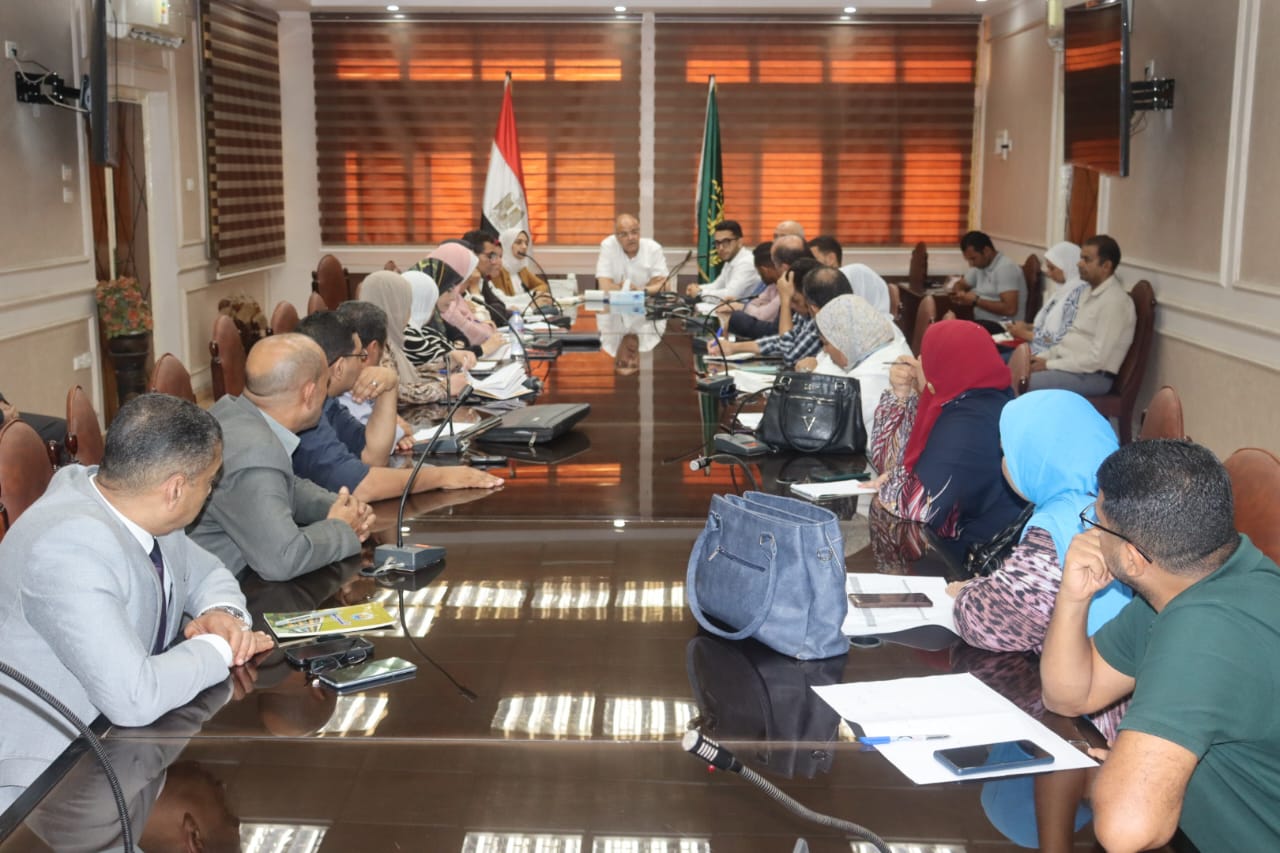 عقد المهندس أيمن عطية، محافظ القليوبية، اجتماعًا موسعًا لمناقشة معدلات تنفيذ مشروع الرئيس لتطوير القرية المصرية مبادرة "حياة كريمة"، بحضور الدكتورة إيمان ريان نائب المحافظ، والدكتورة سلوي ابو العينين رئيس مدينة شبين القناطر، والمهندس خالد سعد ممثل دار الهندسة وكذا مسئولي جهاز تعمير القاهرة الكبري ومدير مديريه الصحة والشباب والرياضة والزراعة والتضامن الاجتماعي والكهرباء والطرق والطب البيطري والاسكان وشركه مياه الشرب والصرف الصحي والجهاز التنفيذي لمياه الشرب والصرف الصحي. وأكد محافظ القليوبية، على توفير كافة أوجه الدعم والمساندة لجميع الجهات المعنية، واتخاذ خطوات جادة وسريعة للانتهاء من مشروعات المرحلة الأولى للمبادرة في أسرع وقت ممكن، حيث بلغت نسبة تنفيذ المشروعات 93.5% بالمرحلة الأولى وخلال الاجتماع، استعرض المحافظ التقارير المتعلقة بنسب تنفيذ المشروعات ووضع الحلول لبعض المعوقات التي قد تعترض سير العمل، بهدف تذليلها وضمان استمرارية تقدم الأعمال بوتيرة سريعة و فعالة. وتابع المحافظ الاجتماع بإستعراض سير العمل في مشروعات مبادرة "حياة كريمة" بمركز شبين القناطر ومتابعة نسب التنفيذ في كل مشروع، والوقوف على أي عقبات أو تحديات تواجه العمل، وذلك بهدف الإسراع بتنفيذ هذه المشروعات وتحسين مستوى الخدمات المقدمة للمواطنين في القرى المستهدفة. وقد أكد المحافظ خلال الاجتماع على أهمية التعاون والتكاتف بين جميع الجهات المعنية لتنفيذ هذه الملفات والمشروعات الهامة، بما يحقق مصلحة المواطنين ويُسهم في تحسين مستوى حياتهم. وأكد المحافظ على أهمية التعاون المشترك بين جميع الجهات المعنية لتحقيق الأهداف المرسومة في إطار المبادرة الرئاسية التي أطلقها الرئيس عبد الفتاح السيسى رئيس الجمهورية، لتطوير الريف المصرى بهدف تحسين جودة الحياة للمواطنين بكافة قرى المبادرة وتوفير الخدمات الأساسية لهم في مختلف المجالات. وجدير بالذكر أن المشروع القومي "حياة كريمة" لتنمية قرى الريف المصري مشروع القرن والذي قام الرئيس عبد الفتاح السيسي بتدشينه كمبادرة رئاسية في بداية عام 2019 وتحول إلى مشروع قومي في بداية عام 2021، حيث تستهدف المبادرة بالمرحلة الاولي مركز شبين القناطر بإجمالي (٩) وحدات محلية، و(٣٦) قرية، و(١٤٨) عزبة بإجمالي 703 مشروع، بتكلفة حوالي 7.1 مليار جنيه