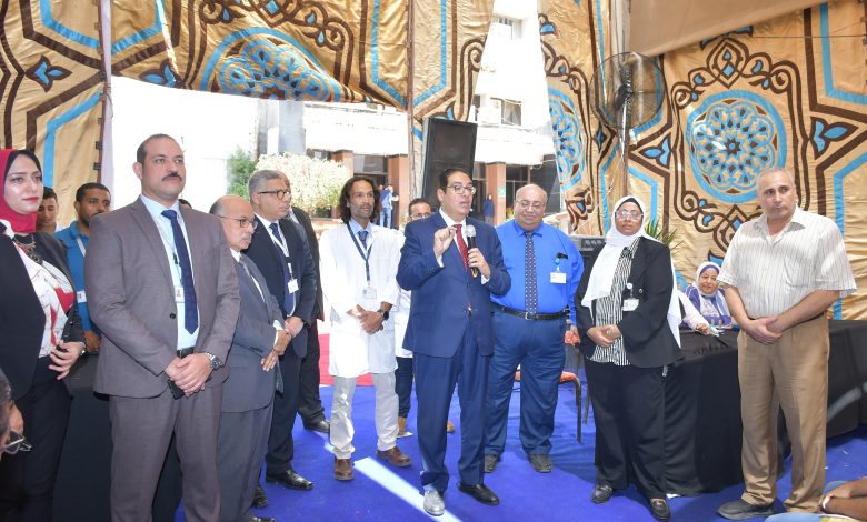 Photo of قيادات جامعة القاهرة تتفقد اليوم الأول للكشف الطبي على الطلاب الجدد بمستشفى الطلبة