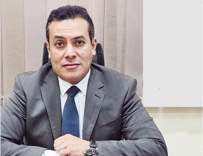 2 مليار جنيه استثمارات جديدة بمرسى علم ..وبدء انشاء أكبرمشروع ترفيهى بوسط المدينة مارس القادم بشرى غالى :عهد جديد بين "التنمية السياحية" ومستثمرى القطاع بهدف زيادة الاستثمارات وتحقيق مستهدف الدولة أكد مستثمرون بقطاع السياحة أن الفترة الحالية تشهد عهدا جديدا بين هيئة التنمية السياحية تحت قيادة الدكتور مصطفى منير وذلك بهدف زيادة معدلات التنمية و الاستثمارات السياحية وتحقيق مستهدف الدولة بمضاعفة الطاقة الطاقة الفندقية الحالية للوصول الى 30 مليون سائح سنويا بداية من عام 2028 .. لافتين الى أهمية التعاون بين المستثمرين وهيئة التنمية السياحية لإزالة العقبات التي تواجه الاستثمارالسياحى والعمل على تحقيق التنمية السياحية المستدامة . وقال بشرى غالى عضو مجلس إدارة جمعية مستثمرى السياحة بمرسى علم أن الاجتماعات واللقاءات التى عقدها مؤخرا الدكتور مصطفى منير رئيس الجهاز التنفيذى للهيئة العامة للتنمية السياحية أكدت أن الفترة القادمة ستشهد عهدا جديدا بين المستثمرين والهيئة قائما على التعاون المشترك بهدف تشجيع المستثمرين على زيادة الاستثمارات السياحية وتحقيق مستهدف الدولة بمضاعفة الطاقة الطاقة الفندقية الحالية التى تصل الى 250 ألف غرفة وذلك للوصول الى 30 مليون سائح سنويا بداية من عام 2028 . وأضاف غالى أن كل المؤشرات تشير الى أن الفترة القادمة ستشهد دفع عجلة التنمية السياحية بالمناطق السياحية المختلفة بصفة عامة ومنطقة البحر الأحمر بصفة خاصة ومواجهة التحديات التي تقف عائقا أمام المستثمرين لتحقيق التنمية المستدامة باعتبار الهيئة الملاذ الأمن لجميع المستثمرين وتشجيعهم على ضخ استثمارات جديدة . لافتا الى أن رئيس الجهاز التنفيذى للهيئة العامة للتنمية السياحية أكد خلال لقائه بمستثمرى السياحة بمرسى علم مؤخرا على أهمية منطقة مرسى علم كوجهة سياحية مستقبلية واعدة، تُعتبر “الحصان الأسود” للقطاع السياحي في مصر خلال الفترة القادمة.. قال أن رئيس هيئة التنمية السياحية يحرص على تذليل العقبات أمام المشروعات السياحية القائمة أو التى مازالت تحت الانشاء للوصول الى المستهدف الذى وضعته الدولة بتحقيق 30 مليون سائح سنويا بداية من عام 2028 .مؤكدا أن جميع المستثمرين تأكدوا تماما أن هناك رغبة حقيقية لدى المسئولين بهيئة التنمية السياحية بتذليل العقبات أمام المشروعات السياحية بالمنطقة بهدف زيادة الطاقة الفندقية وتوفير العديد من فرص العمالة بالمشروعات السياحية الجديدة. وأشار غالى الى أهمية التعاون بين المستثمرين وهيئة التنمية السياحية لإزالة جميع العقبات التي تواجه الاستثمار السياحى والعمل على تحقيق التنمية المستدامة بمنطقة مرسى علم، لجعلها وجهة سياحية عالمية تساهم في تحقيق رؤية الدولة للنهوض بالقطاع السياحي. وفى سياق متصل تطلق شركة بيتش سفارى ريزورت مرسى علم خلال الربع الأول من العام المقبل 2025 إشارة البدة لإنشاء أكبر مشروع سياحى متكامل بمرسى علم " داون تاون" يقام على مساحة 30 فدان بمعدل 120 ألف متر مربع والتى تعد أول قطعة أرض بجوار مدينة مرسى علم بالكيلو 14 شمال المدينة وذلك باستثمارات تتجاوز 2 مليار جنيه. وقال بشرى غالى عضو مجلس إدارة جمعية مستثمرى السياحة بمرسى علم ورئيس مجلس إدارة شركة بيتش سفارى ريزورت مرسى علم أن هذا المشروع سينقل مدينة مرسى علم الى مصاف المقاصد السياحية العالمية الكبرى ..مشيرا الى أن هذا المشروع سيشمل كل الخدمات السياحية والترفيهية التى يحتاجها السائح مثل المولات التجارية والكازينوهات والمحلات والملاهى المائية وفندق للسياحة العلاجية والنقاهة وصالات الالعاب الرياضية وملعب اسكواش وغيرها من الخدمات التى تلبى احتياجات السائح والتى كانت تنقص مدينة مرسى علم كمقصد سياحى واعد. وأضاف غالى أنه يتم حاليا الانتهاء من الدراسات الهندسية والتراخيص التى يتولاها أحد أكبر المكاتب الاستشارية الهندسية فى مصر لتكون جاهزة تماما بنهاية العام الحالى ليتم فى مارس القادم البدء فى انشاء اكبر مشروع سياحى متكامل بمدينة مرسى علم.وقال أن استثمارات شركة بيتش سفارى مرسى علم ستصل بعد انتهاء مشروع" الداون تاون" الى 4 مليارات جنيه منهم 2 مليار جنيه استثمارات للمراحل الثلاث لفندق بيتش سفارى مرسى علم الذى تصل طاقته الفندقية الى 409 غرفة ..مشيرا الى أن المرحلة الثانية للفندق بطاقة تتجاوز 100 غرفة دخلت الخدمة بعد الانتهاء من كافة التجيهزات الخاصة بالمشروع ..أما المرحلة الثالثة والاخيرة فسيتم البدء فى انشائها بالتوازى مع مشروع الـ "داون تاون "بطاقة تتجاوز 200 غرفة جديدة.