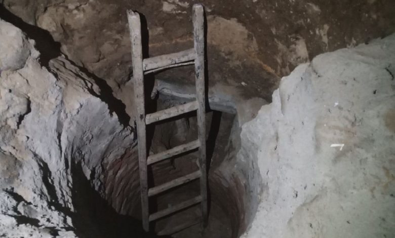 Photo of القبض على شخص يقوم بالتنقيب عن الآثار ويعرض منازل في بنها لخطر الانهيار