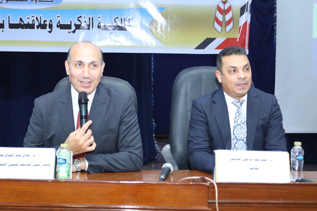 عقدت جامعة الزقازيق اليوم الثلاثاء، الموافق ٢٠٢٥/٢/١١م، ندوة تثقيفية توعوية فى مجال الملكية الفكرية لطلاب الجامعة بقاعة المنتديات بالجامعة، بعنوان "الملكية الفكرية وعلاقتها بإبداعات الشباب"، وذلك بحضور د. هلال عفيفي، ود.أحمد الصالحى، أستاذ الاقتصاد بكلية التجارة بالجامعة، وعدد من أعضاء هيئة التدريس والطلبة. وجاء هذا في إطار تعزيز الوعي الثقافي والقانوني بين الشباب، وتحت رعاية د. أشرف صبحي، وزير الشباب والرياضة، ود. خالد الدرندلي، رئيس جامعة الزقازيق، ود. هلال عفيفي، نائب رئيس الجامعة لشئون التعليم والطلاب، وتحت إشراف د. أحمد عناني عميد كلية الطب، ومستشار رئيس الجامعة للأنشطة الطلابية، ومستشار وزير التعليم العالي والبحث العلمي للسياسات الصحية. ألقى د. أحمد الصالحي، محاضرة متخصصة، تناولت مفهوم الملكية الفكرية، ودورها في حماية الأفكار والمشروعات الإبداعية، وتتطرق إلى عدد من المفاهيم المهمة؛ كتعريف الملكية الفكرية، والإبداع، والابتكار، والذكاء الاصطناعي، كما تناول مفهوم الابتكار فى إطار النظام العالمى الجديد، والتغيرات المتلاحقة خاصة فى ظل ثورة تكنولوجيا المعلومات، وكذلك ملامح النظام العالمي الجديد التى تتجسد فى (العولمة، والتكتلات الاقتصادية الإقليمية، وتقرير التجارة، والاتصالات وتكنولوجيا المعلومات). وأضاف الصالحي أن الملكية الفكرية أصبحت عنصرًا أساسيًا في دعم الاقتصاد الإبداعي، وريادة الأعمال؛ مما يجعل الإلمام بها ضرورة حتمية لكل شاب يسعى إلى النجاح في مجاله، كما أكد دور المؤسسات الأكاديمية في نشر الوعي بأهمية تسجيل براءات الاختراع، والعلامات التجارية، وحقوق التأليف والنشر. في السياق ذاته، أوضح د. هلال عفيفي، أن هذه الندوة تأتي ضمن سلسلة من الفعاليات التي تهدف إلى إعداد جيل واعٍ بحقوقه الفكرية، لديه القدرة على الإبداع والمنافسة في مختلف المجالات العلمية والثقافية، وتسعى الجامعة من خلال هذه المبادرة إلى تعزيز ثقافة الابتكار والمسئولية القانونية لدى الشباب، وتشجيعهم على استثمار أفكارهم بطريقة تضمن حقوقهم، وتحميهم من الانتهاكات الفكرية؛ مما يسهم في خلق بيئة أكاديمية داعمة للإبداع والريادة. جدير بالذكر أن تلك الندوة تأتي تحت إشراف د. محمد متولي مدير الإدارة العامة لرعاية الشباب، ود.يوسف فتحي مدير إدارة الجوالة والخدمة العامة.