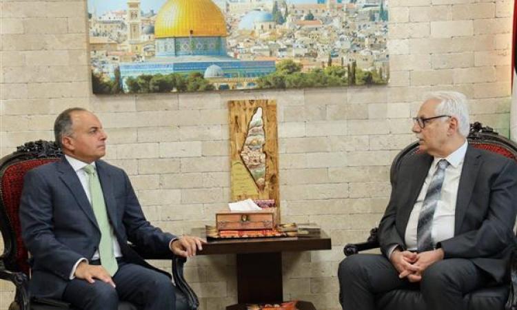 أشاد وزير الصحة الفلسطيني ماجد أبو رمضان بمواقف مصر الثابتة والداعمة لبلاده على مختلف الأصعدة، معربا عن تقديره العميق للدور المصري المحوري والتاريخي في دعم الشعب الفلسطيني. جاء ذلك خلال لقاء وزير الصحة الفلسطيني، اليوم الاثنين، في مكتبه بمدينة رام الله، بسفير مصر لدى دولة فلسطين السفير إيهاب سليمان، حيث بحثا سبل تعزيز التعاون الصحي بين البلدين في ظل التحديات الكبيرة التي يواجهها القطاع الصحي الفلسطيني، حسبما ذكرت وكالة الأنباء الفلسطينية (وفا). وأكد وزير الصحة الفلسطيني أهمية توسيع التعاون الثنائي في المجالات الصحية، خصوصا في مجالات التدريب الطبي، وتبادل الخبرات، وتسهيل دخول المساعدات الصحية إلى قطاع غزة. وقدم عرضا شاملا عن الواقع الصحي المتدهور، خاصة في قطاع غزة، الذي يشهد أوضاعا كارثية نتيجة استمرار العدوان الإسرائيلي، واستهداف المنظومة الصحية والبنية التحتية الطبية، فضلا عن تصاعد العدوان في الضفة الغربية، وما يفرضه من أعباء إضافية على النظام الصحي، مشيرا إلى أن الوزارة تعمل في ظروف استثنائية تتطلب تدخلا عاجلا ودعما مباشرا لضمان استمرارية تقديم الخدمات الصحية الأساسية، وعلى رأسها خدمات الطوارئ، والرعاية الأولية، وتوفير الأدوية والمستلزمات الطبية الحيوية. ومن جهته، جدد السفير إيهاب سليمان تأكيد مصر على مواصلة دعمها للقطاع الصحي الفلسطيني، واستعدادها الدائم لتنسيق الجهود مع وزارة الصحة الفلسطينية لتلبية الأولويات الصحية العاجلة، مشددا على أن مصر تضع الملف الإنساني والصحي في مقدمة أولوياتها تجاه فلسطين، وتولي اهتماما خاصا بتوفير الدعم اللازم في ظل ما يشهده القطاع من تدهور خطير.