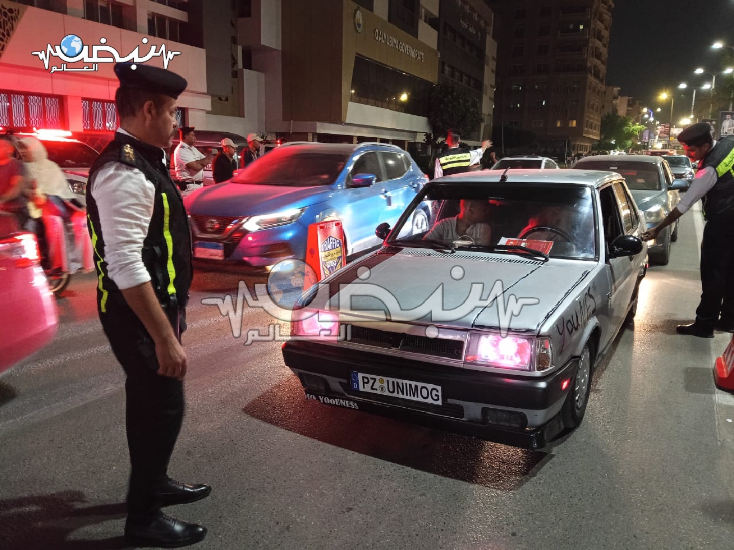 كتبت: الهام السيد   –   تصوير: وائل جمال  في إطار توجيهات وزير الداخلية وتعليمات اللواء مدير أمن القليوبية، شنّت إدارة مرور بنها حملة مرورية مكبرة؛ بهدف ضبط المركبات المخالفة وتنظيم حركة المرور داخل المدينة. قاد الحملة العقيد وليد بشير، رئيس عمليات مرور بنها، بمشاركة النقيب إسلام عقل، والنقيب مصطفى عبد الخالق، والمقدم أحمد سامي، رئيس مباحث قسم ثان بنها، والعميد حسن عوض، مأمور قسم شرطة بنها ثان، والملازم أول أحمد أبو غنيمة. وأسفرت الحملة عن ضبط عدد من الدراجات النارية والسيارات المنتهية التراخيص، وأخرى بدون لوحات معدنية، بالإضافة إلى مخالفات السير عكس الاتجاه. كما تم تحرير عدد من المخالفات الفورية المتنوعة، وضبط سيارات مفيمة دون إثباتها بالرخصة، وأخرى مزودة بأنوار ثلجية مخالفة. وأكدت الأجهزة الأمنية استمرار الحملات المرورية المكثفة بجميع أنحاء المدينة؛ لتحقيق الانضباط المروري وضبط المخالفين، تنفيذًا لتوجيهات الوزارة بالحفاظ على أمن وسلامة المواطنين.