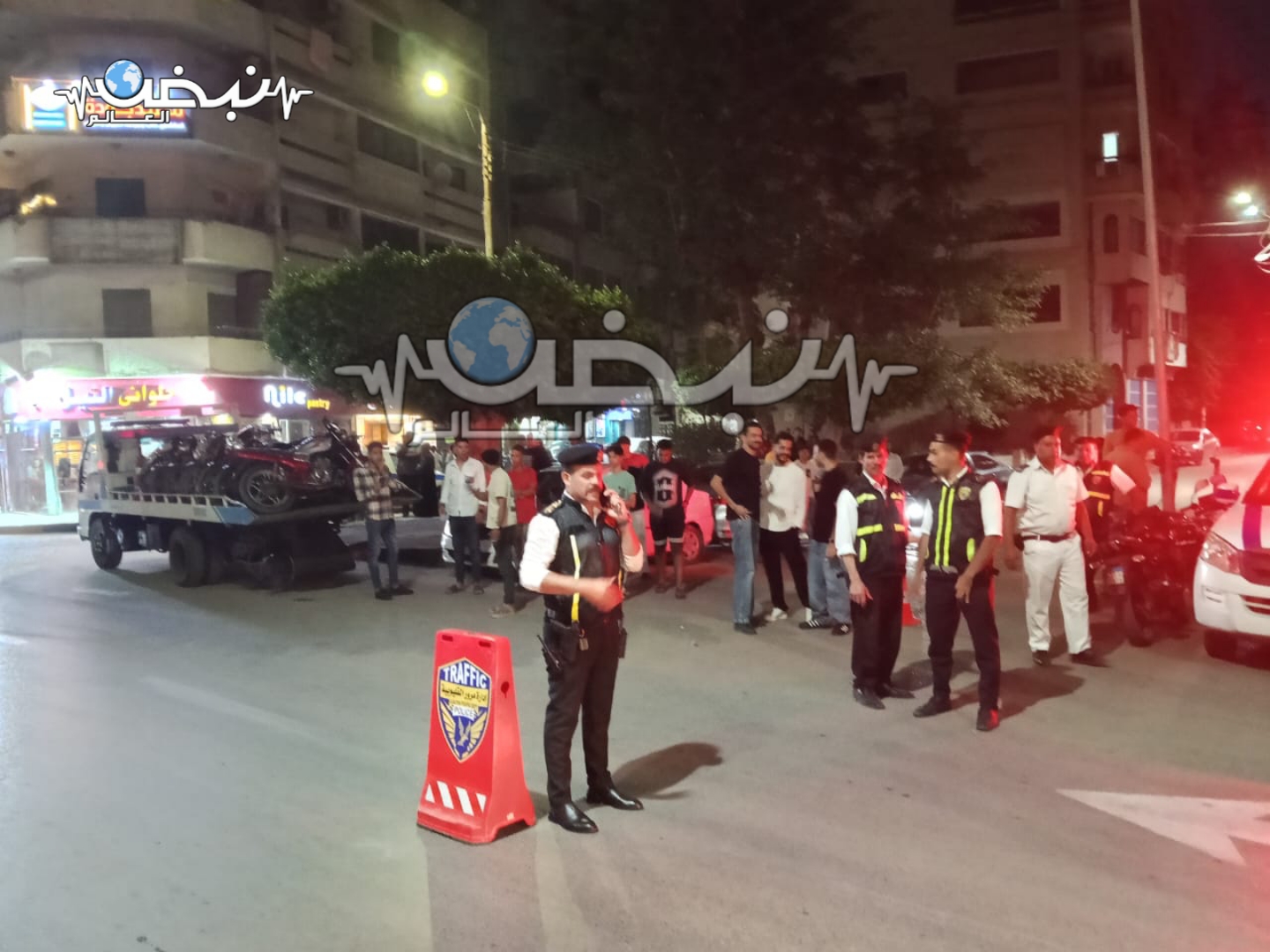 كتبت: الهام السيد   –   تصوير: وائل جمال  في إطار توجيهات وزير الداخلية وتعليمات اللواء مدير أمن القليوبية، شنّت إدارة مرور بنها حملة مرورية مكبرة؛ بهدف ضبط المركبات المخالفة وتنظيم حركة المرور داخل المدينة. قاد الحملة العقيد وليد بشير، رئيس عمليات مرور بنها، بمشاركة النقيب إسلام عقل، والنقيب مصطفى عبد الخالق، والمقدم أحمد سامي، رئيس مباحث قسم ثان بنها، والعميد حسن عوض، مأمور قسم شرطة بنها ثان، والملازم أول أحمد أبو غنيمة. وأسفرت الحملة عن ضبط عدد من الدراجات النارية والسيارات المنتهية التراخيص، وأخرى بدون لوحات معدنية، بالإضافة إلى مخالفات السير عكس الاتجاه. كما تم تحرير عدد من المخالفات الفورية المتنوعة، وضبط سيارات مفيمة دون إثباتها بالرخصة، وأخرى مزودة بأنوار ثلجية مخالفة. وأكدت الأجهزة الأمنية استمرار الحملات المرورية المكثفة بجميع أنحاء المدينة؛ لتحقيق الانضباط المروري وضبط المخالفين، تنفيذًا لتوجيهات الوزارة بالحفاظ على أمن وسلامة المواطنين.