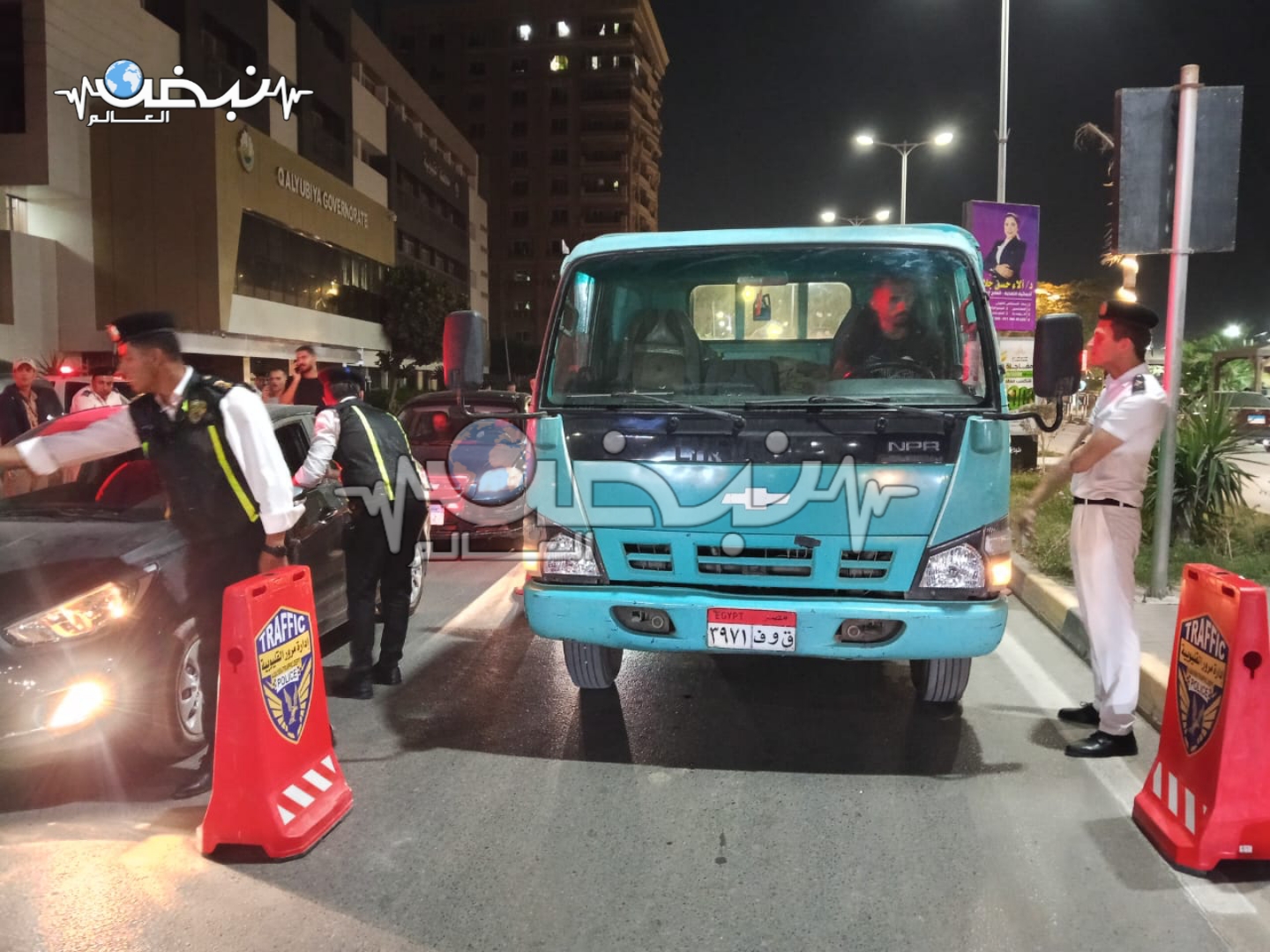 كتبت: الهام السيد   –   تصوير: وائل جمال  في إطار توجيهات وزير الداخلية وتعليمات اللواء مدير أمن القليوبية، شنّت إدارة مرور بنها حملة مرورية مكبرة؛ بهدف ضبط المركبات المخالفة وتنظيم حركة المرور داخل المدينة. قاد الحملة العقيد وليد بشير، رئيس عمليات مرور بنها، بمشاركة النقيب إسلام عقل، والنقيب مصطفى عبد الخالق، والمقدم أحمد سامي، رئيس مباحث قسم ثان بنها، والعميد حسن عوض، مأمور قسم شرطة بنها ثان، والملازم أول أحمد أبو غنيمة. وأسفرت الحملة عن ضبط عدد من الدراجات النارية والسيارات المنتهية التراخيص، وأخرى بدون لوحات معدنية، بالإضافة إلى مخالفات السير عكس الاتجاه. كما تم تحرير عدد من المخالفات الفورية المتنوعة، وضبط سيارات مفيمة دون إثباتها بالرخصة، وأخرى مزودة بأنوار ثلجية مخالفة. وأكدت الأجهزة الأمنية استمرار الحملات المرورية المكثفة بجميع أنحاء المدينة؛ لتحقيق الانضباط المروري وضبط المخالفين، تنفيذًا لتوجيهات الوزارة بالحفاظ على أمن وسلامة المواطنين.