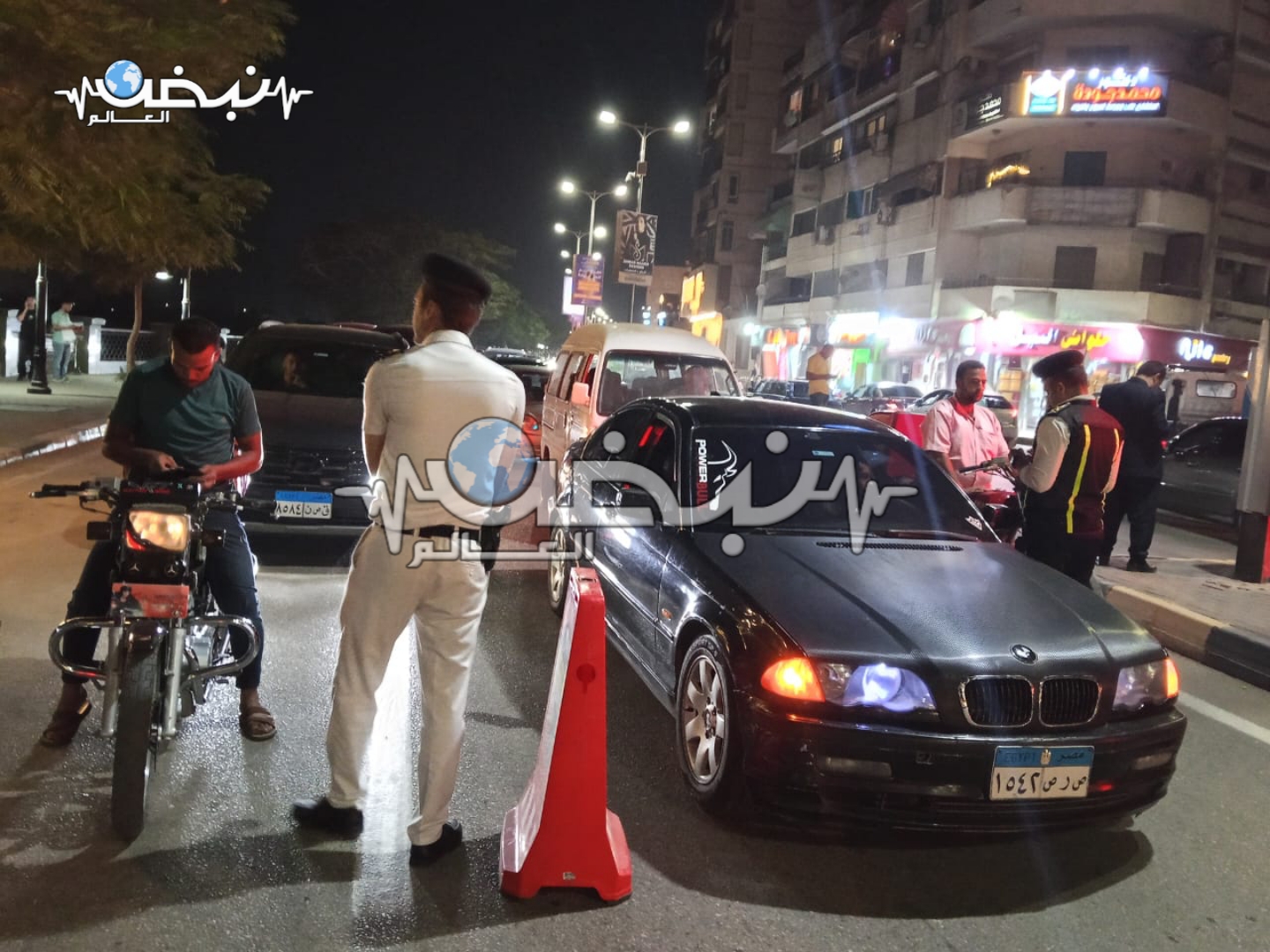 كتبت: الهام السيد   –   تصوير: وائل جمال  في إطار توجيهات وزير الداخلية وتعليمات اللواء مدير أمن القليوبية، شنّت إدارة مرور بنها حملة مرورية مكبرة؛ بهدف ضبط المركبات المخالفة وتنظيم حركة المرور داخل المدينة. قاد الحملة العقيد وليد بشير، رئيس عمليات مرور بنها، بمشاركة النقيب إسلام عقل، والنقيب مصطفى عبد الخالق، والمقدم أحمد سامي، رئيس مباحث قسم ثان بنها، والعميد حسن عوض، مأمور قسم شرطة بنها ثان، والملازم أول أحمد أبو غنيمة. وأسفرت الحملة عن ضبط عدد من الدراجات النارية والسيارات المنتهية التراخيص، وأخرى بدون لوحات معدنية، بالإضافة إلى مخالفات السير عكس الاتجاه. كما تم تحرير عدد من المخالفات الفورية المتنوعة، وضبط سيارات مفيمة دون إثباتها بالرخصة، وأخرى مزودة بأنوار ثلجية مخالفة. وأكدت الأجهزة الأمنية استمرار الحملات المرورية المكثفة بجميع أنحاء المدينة؛ لتحقيق الانضباط المروري وضبط المخالفين، تنفيذًا لتوجيهات الوزارة بالحفاظ على أمن وسلامة المواطنين.