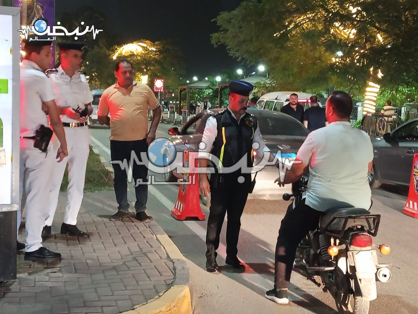 كتبت: الهام السيد   –   تصوير: وائل جمال  في إطار توجيهات وزير الداخلية وتعليمات اللواء مدير أمن القليوبية، شنّت إدارة مرور بنها حملة مرورية مكبرة؛ بهدف ضبط المركبات المخالفة وتنظيم حركة المرور داخل المدينة. قاد الحملة العقيد وليد بشير، رئيس عمليات مرور بنها، بمشاركة النقيب إسلام عقل، والنقيب مصطفى عبد الخالق، والمقدم أحمد سامي، رئيس مباحث قسم ثان بنها، والعميد حسن عوض، مأمور قسم شرطة بنها ثان، والملازم أول أحمد أبو غنيمة. وأسفرت الحملة عن ضبط عدد من الدراجات النارية والسيارات المنتهية التراخيص، وأخرى بدون لوحات معدنية، بالإضافة إلى مخالفات السير عكس الاتجاه. كما تم تحرير عدد من المخالفات الفورية المتنوعة، وضبط سيارات مفيمة دون إثباتها بالرخصة، وأخرى مزودة بأنوار ثلجية مخالفة. وأكدت الأجهزة الأمنية استمرار الحملات المرورية المكثفة بجميع أنحاء المدينة؛ لتحقيق الانضباط المروري وضبط المخالفين، تنفيذًا لتوجيهات الوزارة بالحفاظ على أمن وسلامة المواطنين.