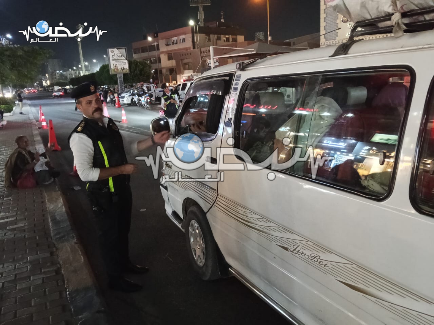 كتبت: الهام السيد   –   تصوير: وائل جمال  في إطار توجيهات وزير الداخلية وتعليمات اللواء مدير أمن القليوبية، شنّت إدارة مرور بنها حملة مرورية مكبرة؛ بهدف ضبط المركبات المخالفة وتنظيم حركة المرور داخل المدينة. قاد الحملة العقيد وليد بشير، رئيس عمليات مرور بنها، بمشاركة النقيب إسلام عقل، والنقيب مصطفى عبد الخالق، والمقدم أحمد سامي، رئيس مباحث قسم ثان بنها، والعميد حسن عوض، مأمور قسم شرطة بنها ثان، والملازم أول أحمد أبو غنيمة. وأسفرت الحملة عن ضبط عدد من الدراجات النارية والسيارات المنتهية التراخيص، وأخرى بدون لوحات معدنية، بالإضافة إلى مخالفات السير عكس الاتجاه. كما تم تحرير عدد من المخالفات الفورية المتنوعة، وضبط سيارات مفيمة دون إثباتها بالرخصة، وأخرى مزودة بأنوار ثلجية مخالفة. وأكدت الأجهزة الأمنية استمرار الحملات المرورية المكثفة بجميع أنحاء المدينة؛ لتحقيق الانضباط المروري وضبط المخالفين، تنفيذًا لتوجيهات الوزارة بالحفاظ على أمن وسلامة المواطنين.