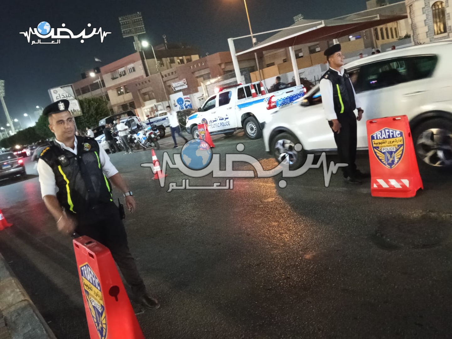 كتبت: الهام السيد   –   تصوير: وائل جمال  في إطار توجيهات وزير الداخلية وتعليمات اللواء مدير أمن القليوبية، شنّت إدارة مرور بنها حملة مرورية مكبرة؛ بهدف ضبط المركبات المخالفة وتنظيم حركة المرور داخل المدينة. قاد الحملة العقيد وليد بشير، رئيس عمليات مرور بنها، بمشاركة النقيب إسلام عقل، والنقيب مصطفى عبد الخالق، والمقدم أحمد سامي، رئيس مباحث قسم ثان بنها، والعميد حسن عوض، مأمور قسم شرطة بنها ثان، والملازم أول أحمد أبو غنيمة. وأسفرت الحملة عن ضبط عدد من الدراجات النارية والسيارات المنتهية التراخيص، وأخرى بدون لوحات معدنية، بالإضافة إلى مخالفات السير عكس الاتجاه. كما تم تحرير عدد من المخالفات الفورية المتنوعة، وضبط سيارات مفيمة دون إثباتها بالرخصة، وأخرى مزودة بأنوار ثلجية مخالفة. وأكدت الأجهزة الأمنية استمرار الحملات المرورية المكثفة بجميع أنحاء المدينة؛ لتحقيق الانضباط المروري وضبط المخالفين، تنفيذًا لتوجيهات الوزارة بالحفاظ على أمن وسلامة المواطنين.