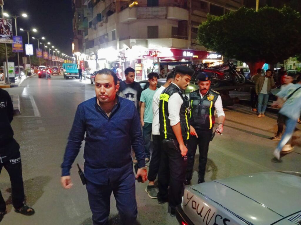 كتبت: الهام السيد   –   تصوير: وائل جمال  في إطار توجيهات وزير الداخلية وتعليمات اللواء مدير أمن القليوبية، شنّت إدارة مرور بنها حملة مرورية مكبرة؛ بهدف ضبط المركبات المخالفة وتنظيم حركة المرور داخل المدينة. قاد الحملة العقيد وليد بشير، رئيس عمليات مرور بنها، بمشاركة النقيب إسلام عقل، والنقيب مصطفى عبد الخالق، والمقدم أحمد سامي، رئيس مباحث قسم ثان بنها، والعميد حسن عوض، مأمور قسم شرطة بنها ثان، والملازم أول أحمد أبو غنيمة. وأسفرت الحملة عن ضبط عدد من الدراجات النارية والسيارات المنتهية التراخيص، وأخرى بدون لوحات معدنية، بالإضافة إلى مخالفات السير عكس الاتجاه. كما تم تحرير عدد من المخالفات الفورية المتنوعة، وضبط سيارات مفيمة دون إثباتها بالرخصة، وأخرى مزودة بأنوار ثلجية مخالفة. وأكدت الأجهزة الأمنية استمرار الحملات المرورية المكثفة بجميع أنحاء المدينة؛ لتحقيق الانضباط المروري وضبط المخالفين، تنفيذًا لتوجيهات الوزارة بالحفاظ على أمن وسلامة المواطنين.