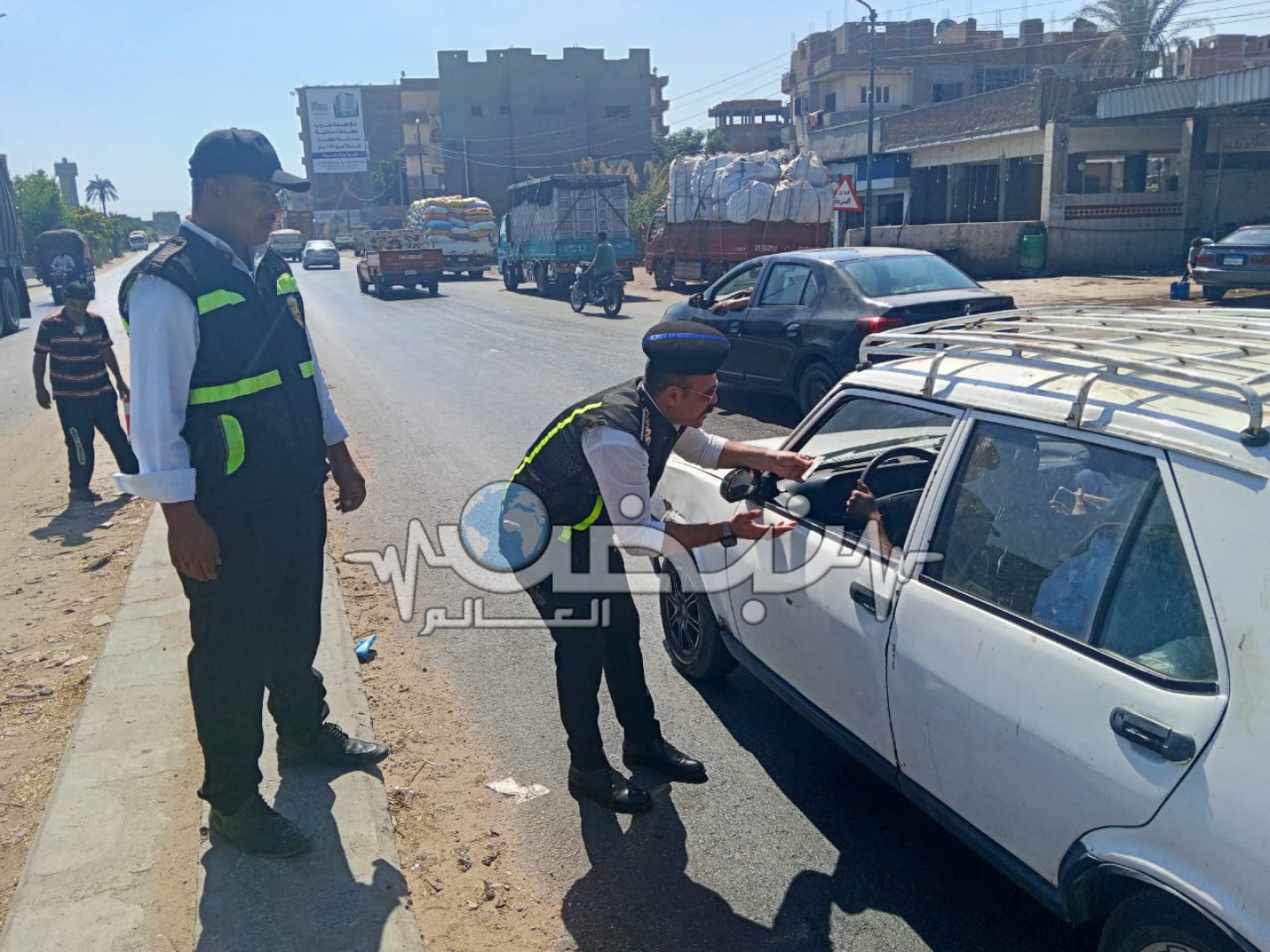 حملة مرورية موسعة في كفر شكر تكشف تجاوزات مالية ومخالفات مرورية
القليوبية – نبض العالم

شنّ العقيد وليد بشير، رئيس عمليات مرور بنها، اليوم، حملة مرورية موسعة بمدينة كفر شكر، في إطار خطة مديرية أمن القليوبية لمتابعة الانضباط المروري وضبط المخالفات بجميع المراكز.

وخلال الحملة، تم ضبط عدد من المركبات المخالفة، ما بين رخص منتهية وعدم حمل تراخيص قيادة أو تسيير، إضافة إلى ضبط أشخاص يقومون بدفع مبالغ مالية لأمين شرطة مرور مقابل التغاضي عن المخالفات أو تجديد الرخص المنتهية.

وقد تم تحرير المحاضر اللازمة بالواقعة وإحالة المتورطين للتحقيق، تنفيذًا لتعليمات مدير أمن القليوبية بضرورة التصدي لأي تجاوزات داخل منظومة المرور، والتأكيد على مبدأ الشفافية وسيادة القانون في التعامل مع جميع المواطنين دون استثناء.
