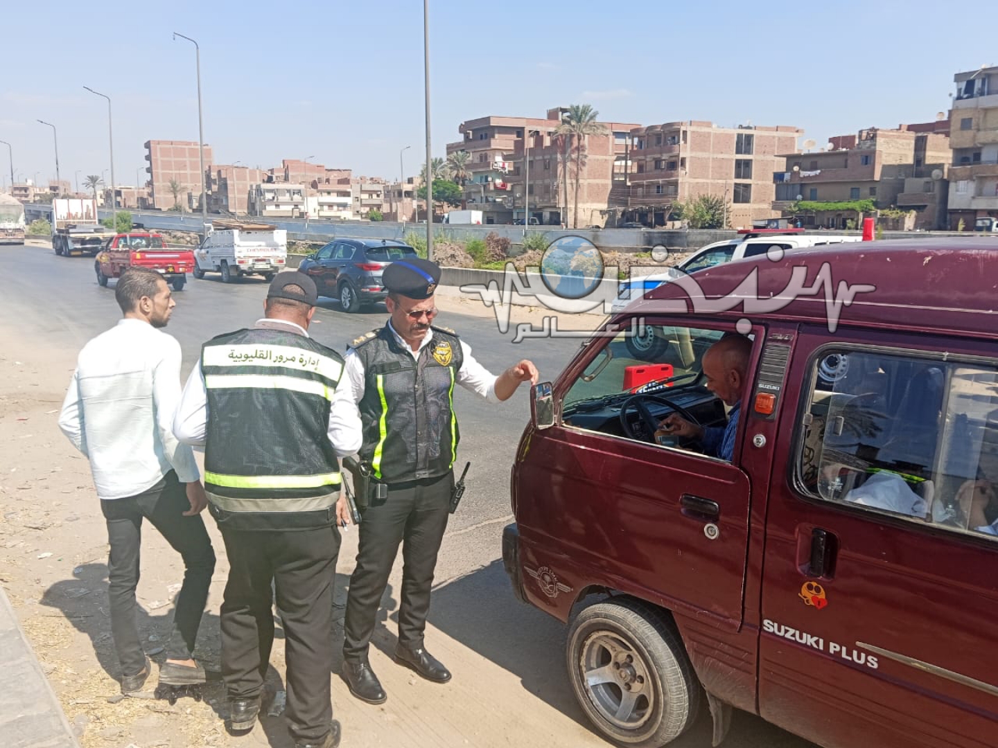 حملة مرورية موسعة في كفر شكر تكشف تجاوزات مالية ومخالفات مرورية
القليوبية – نبض العالم

شنّ العقيد وليد بشير، رئيس عمليات مرور بنها، اليوم، حملة مرورية موسعة بمدينة كفر شكر، في إطار خطة مديرية أمن القليوبية لمتابعة الانضباط المروري وضبط المخالفات بجميع المراكز.

وخلال الحملة، تم ضبط عدد من المركبات المخالفة، ما بين رخص منتهية وعدم حمل تراخيص قيادة أو تسيير، إضافة إلى ضبط أشخاص يقومون بدفع مبالغ مالية لأمين شرطة مرور مقابل التغاضي عن المخالفات أو تجديد الرخص المنتهية.

وقد تم تحرير المحاضر اللازمة بالواقعة وإحالة المتورطين للتحقيق، تنفيذًا لتعليمات مدير أمن القليوبية بضرورة التصدي لأي تجاوزات داخل منظومة المرور، والتأكيد على مبدأ الشفافية وسيادة القانون في التعامل مع جميع المواطنين دون استثناء.
